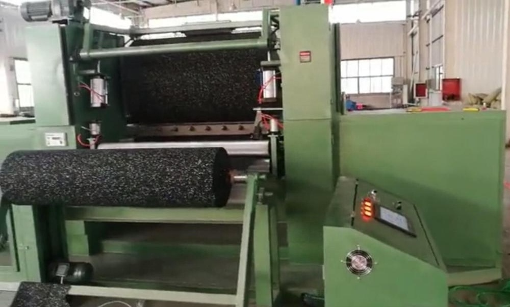 Rubber flooring roll making machine