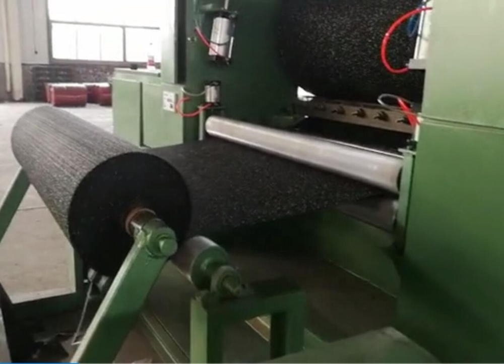 Rubber flooring roll making machine