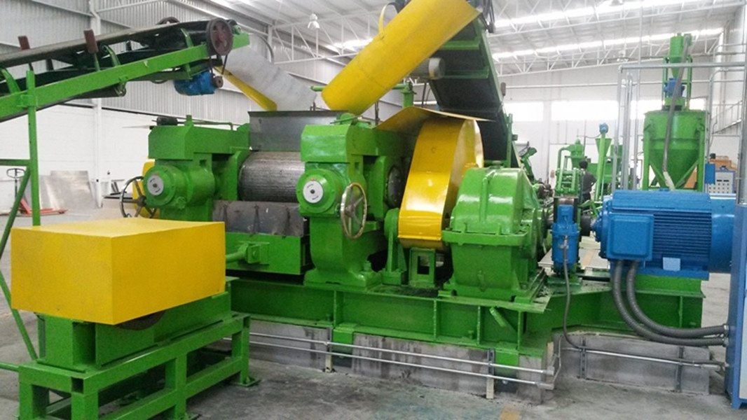 Environment Friendly Waste Tire Shredder For Recycling Equipment / Tire Shredding Machine