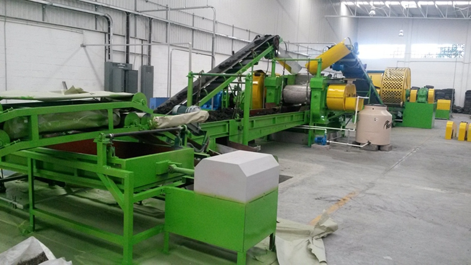 Environment Friendly Waste Tire Shredder For Recycling Equipment / Tire Shredding Machine