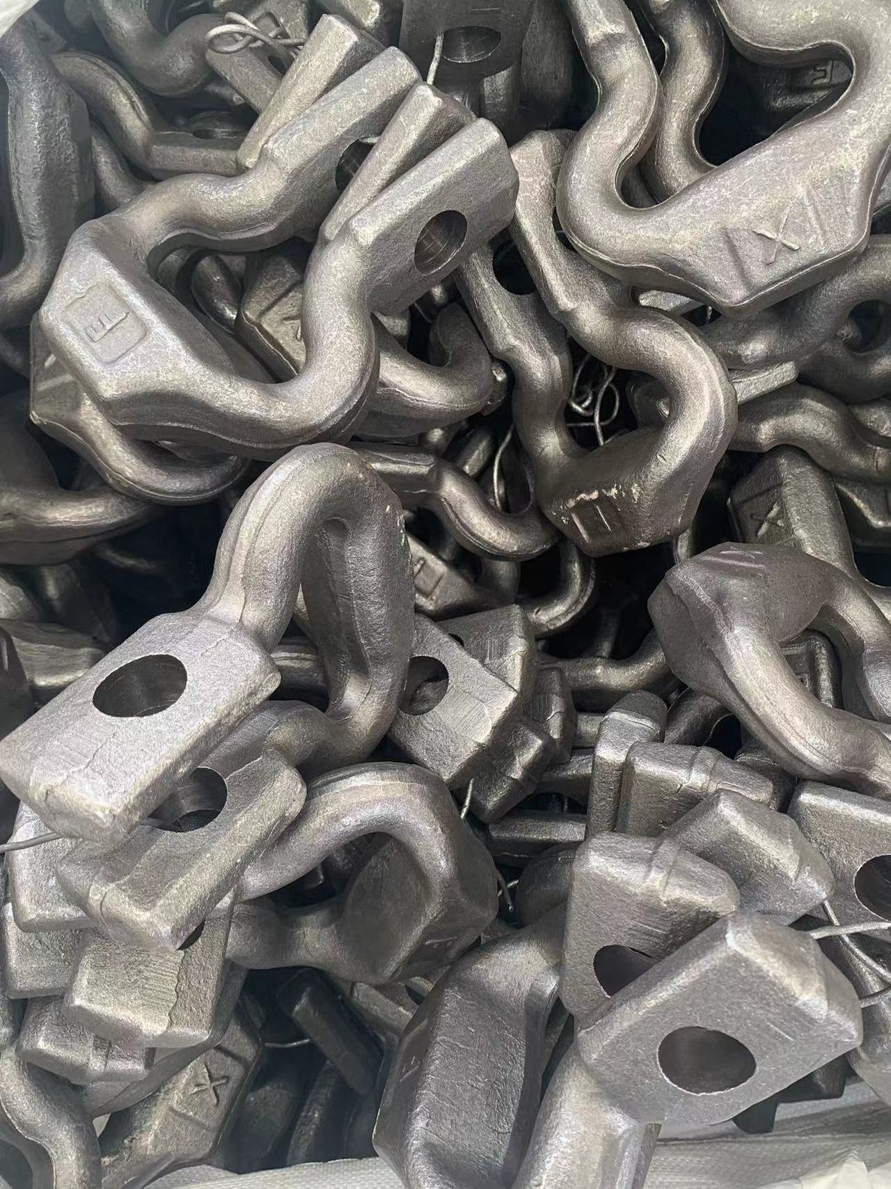 Hot Forged Alloy Steel Forging Mining Connecting Ring Mining Chains Connectors Shackle For Mining Chain