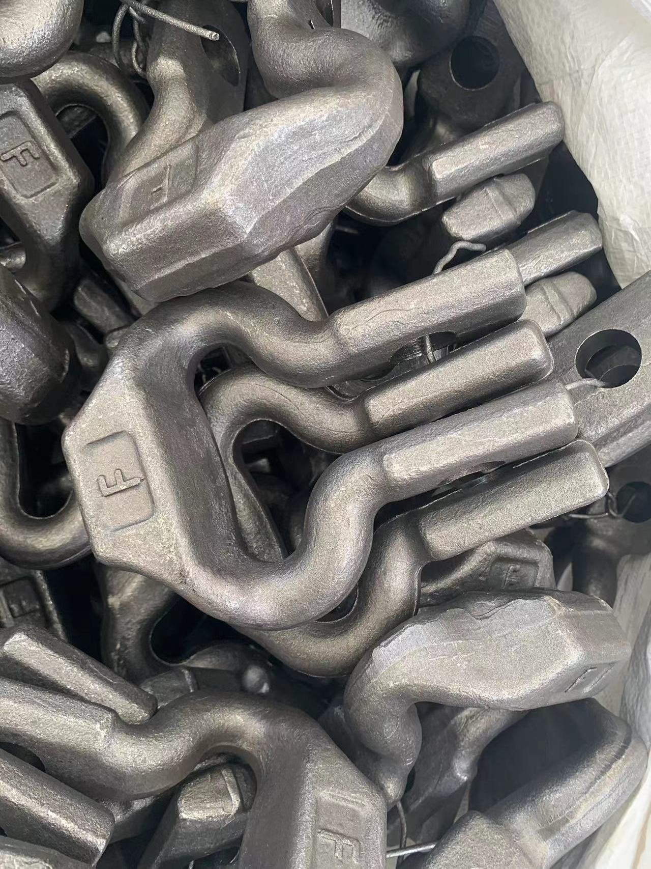 Hot Forged Alloy Steel Forging Mining Connecting Ring Mining Chains Connectors Shackle For Mining Chain