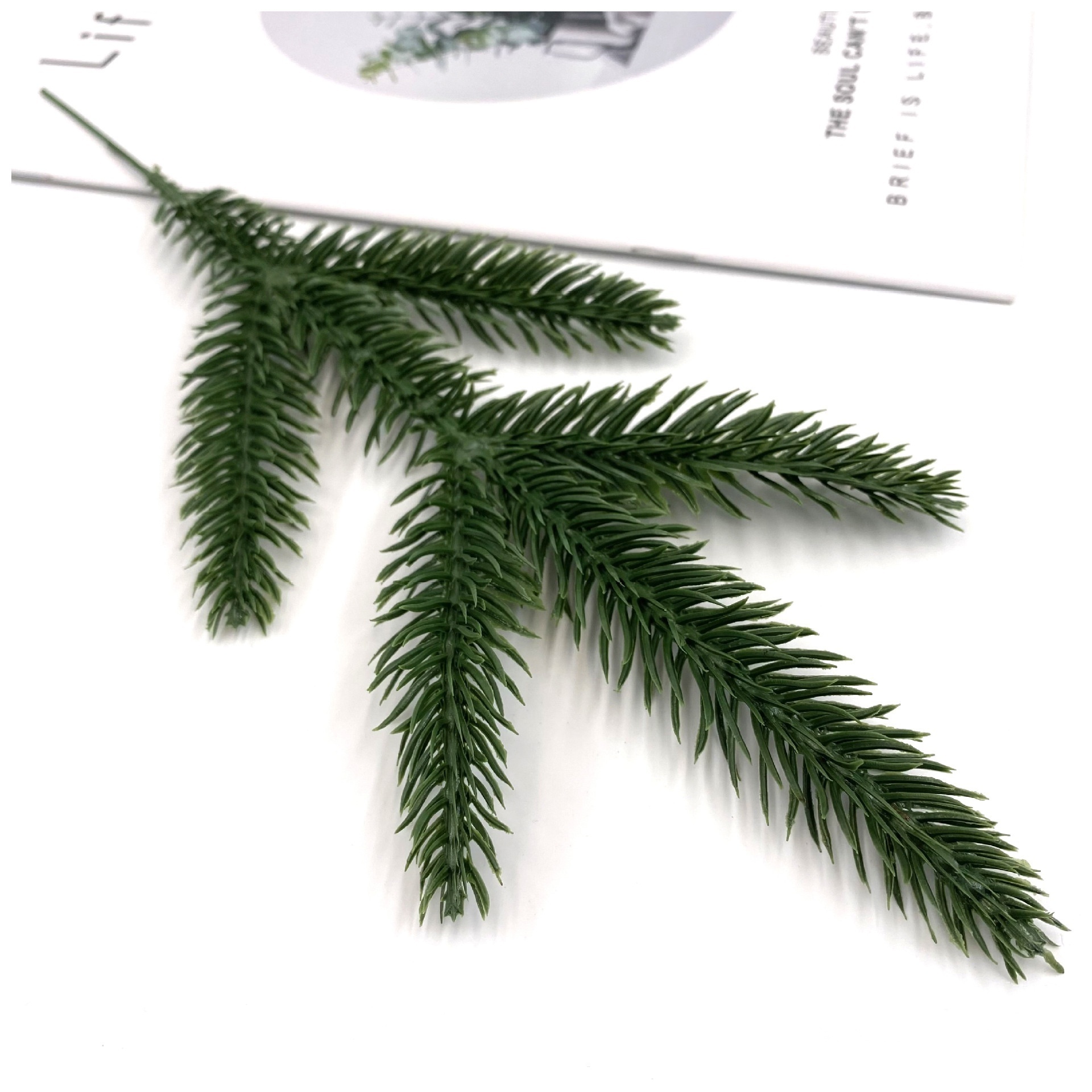 Hot Sale Artificial Christmas Tree Pine Needle Pe Branch Pick