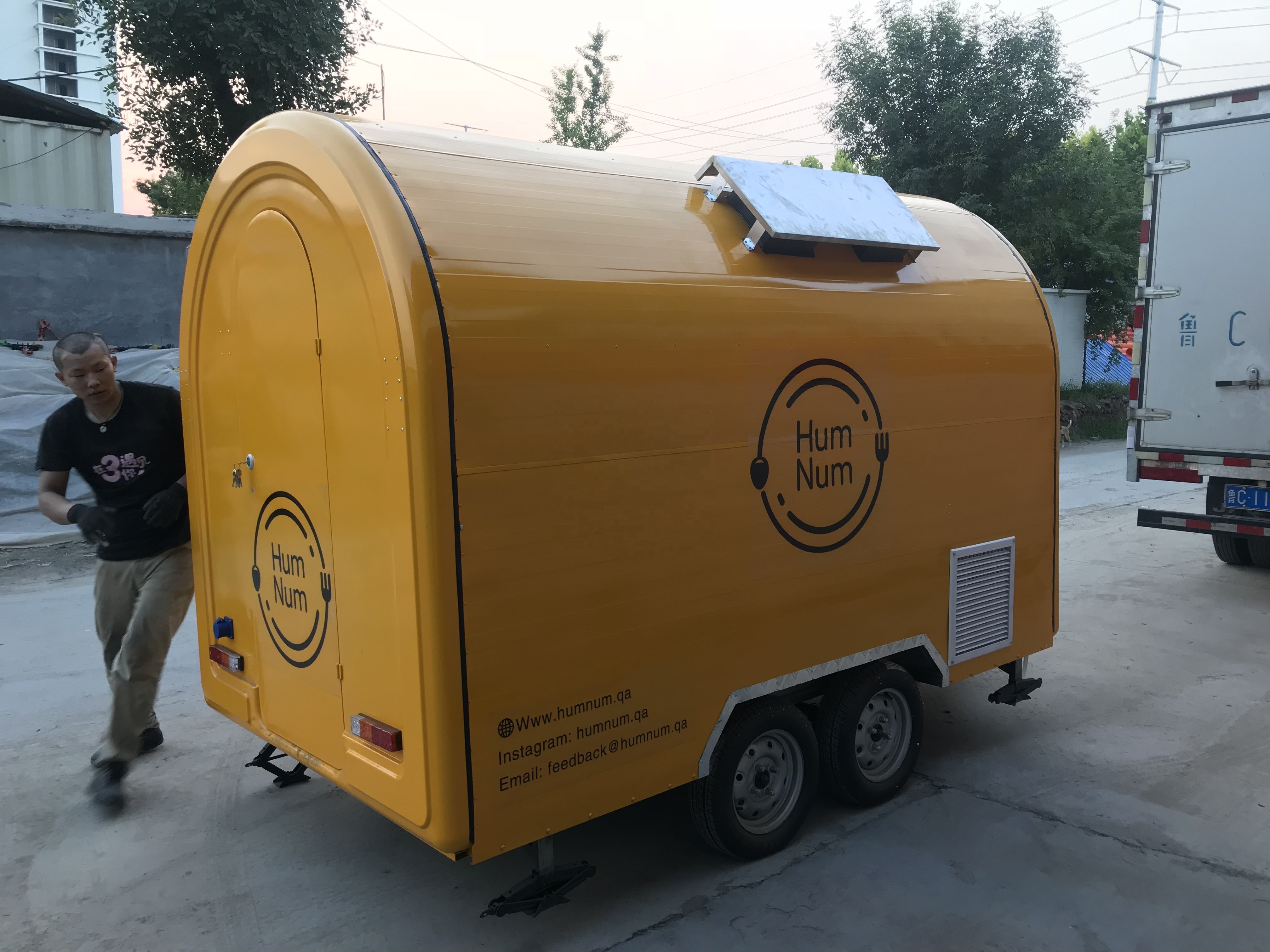 TUNE Best Quality Hot Dog Cart Round Sandwich Trailer Food Trucks for Sale in China