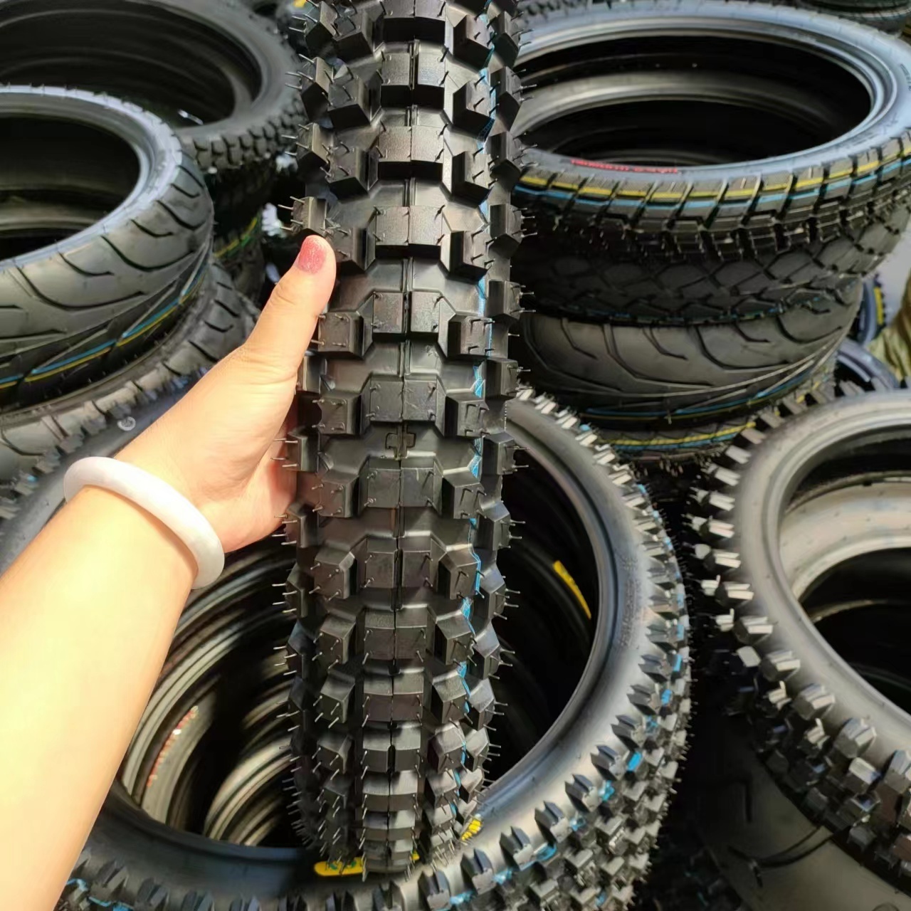 Motorcycle Tyre Designed in Taian  Size 3.50-17 4.60-17 120/80-17 120/90-17 90/90-18 90/90-19 100/90-18 110/90-18 100/100-18