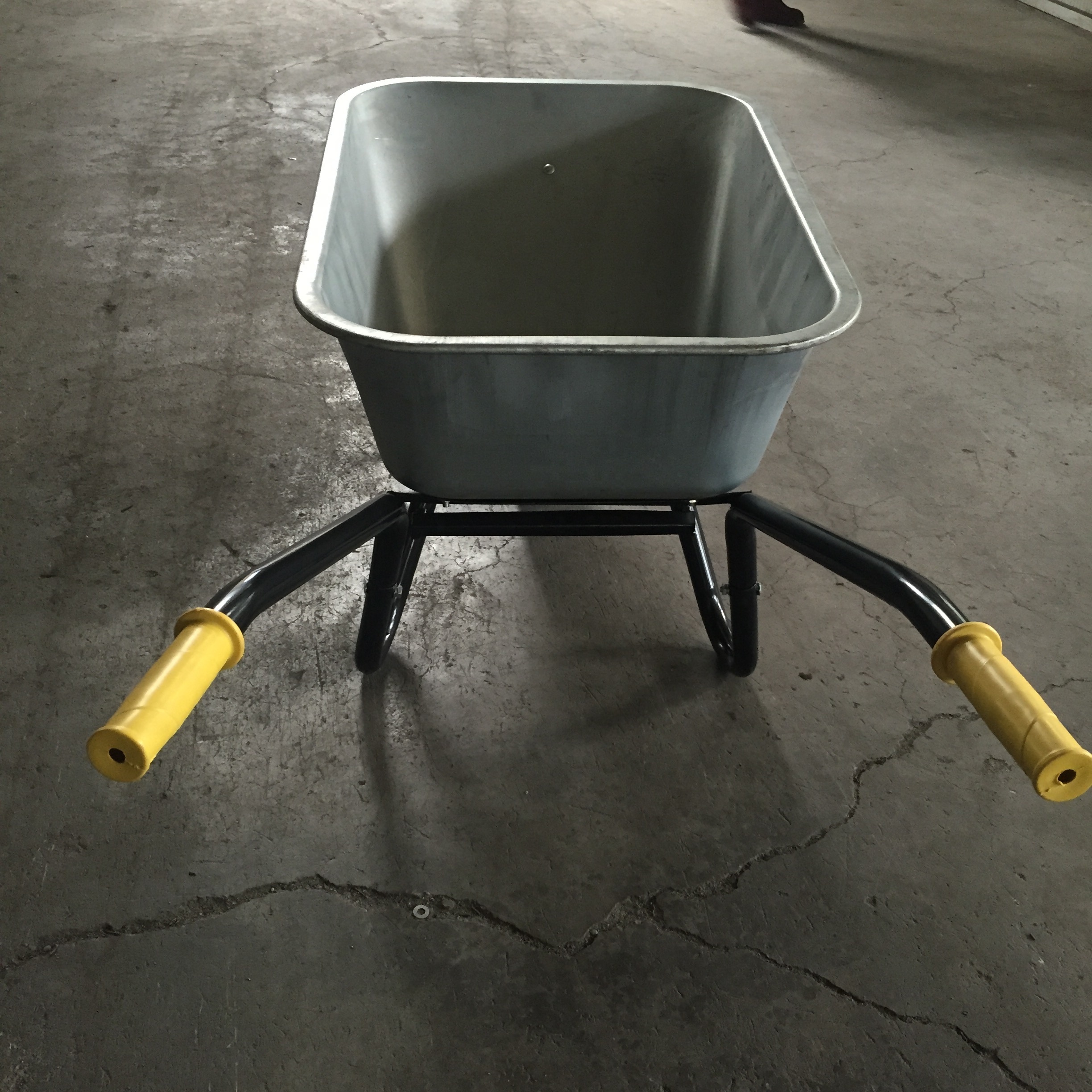 Build metal wheelbarrow