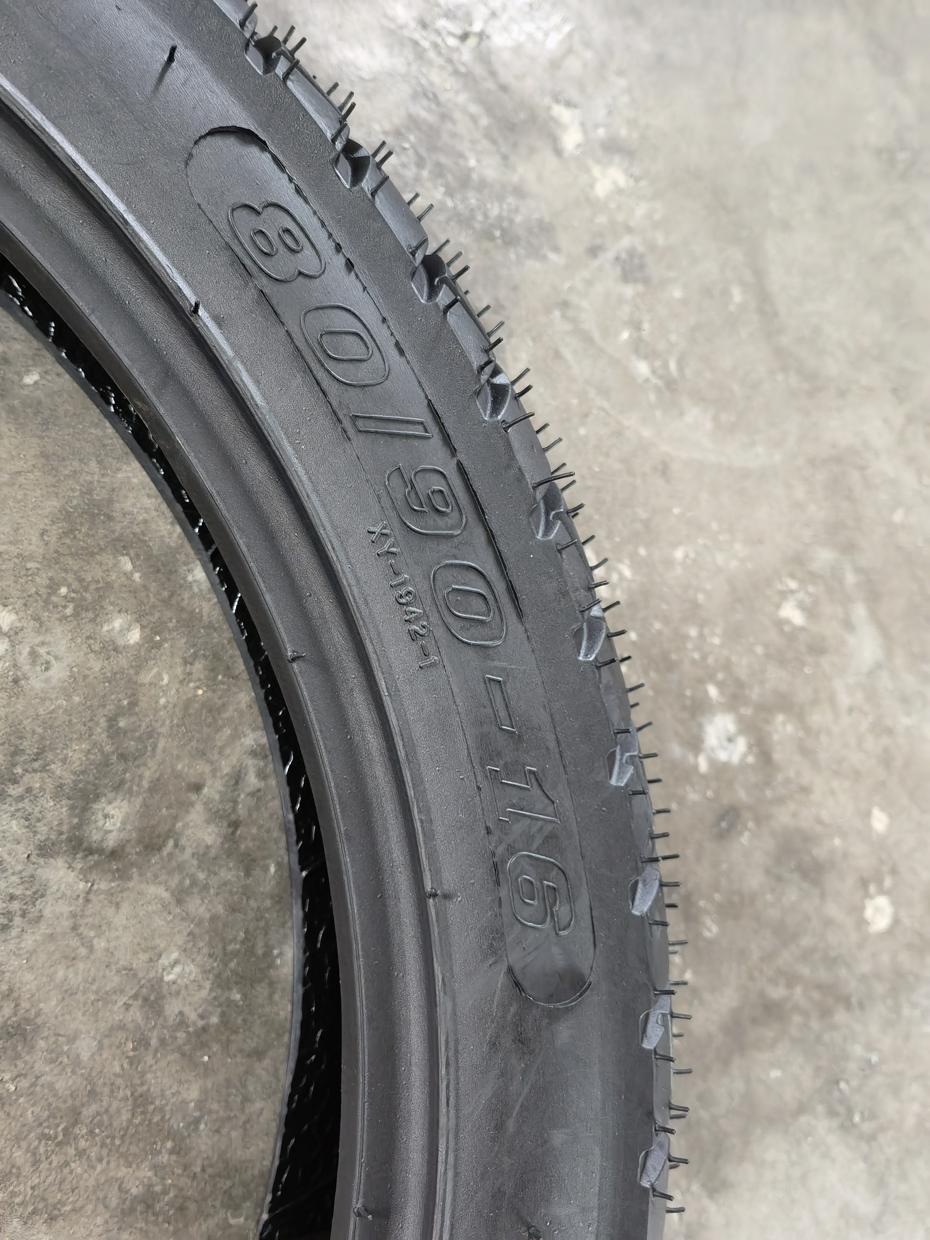 Motorcycle Tyre   tubeless   cross-country tread pattern  80/90-16