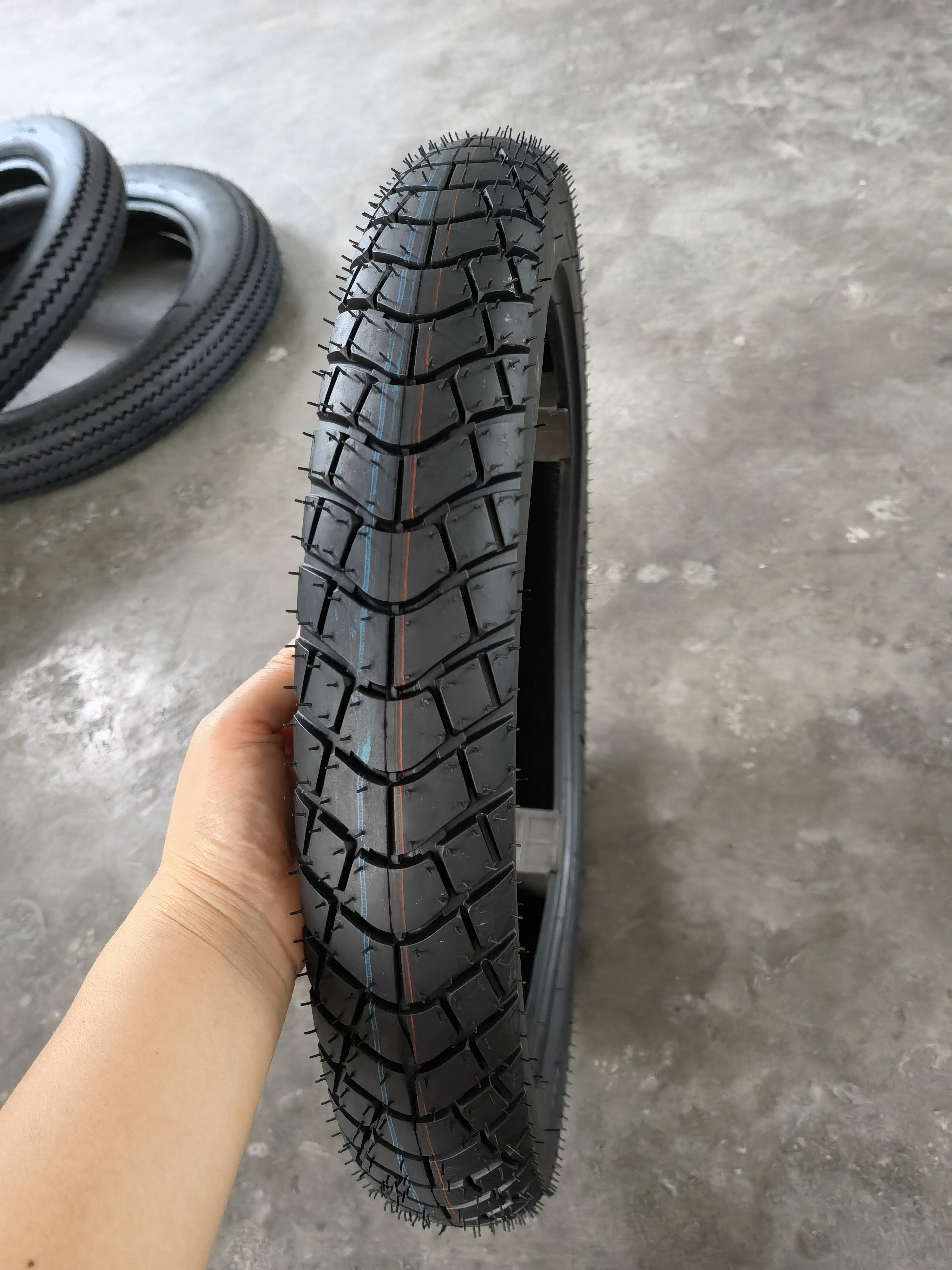 Motorcycle Tyre   tubeless   cross-country tread pattern  80/90-16