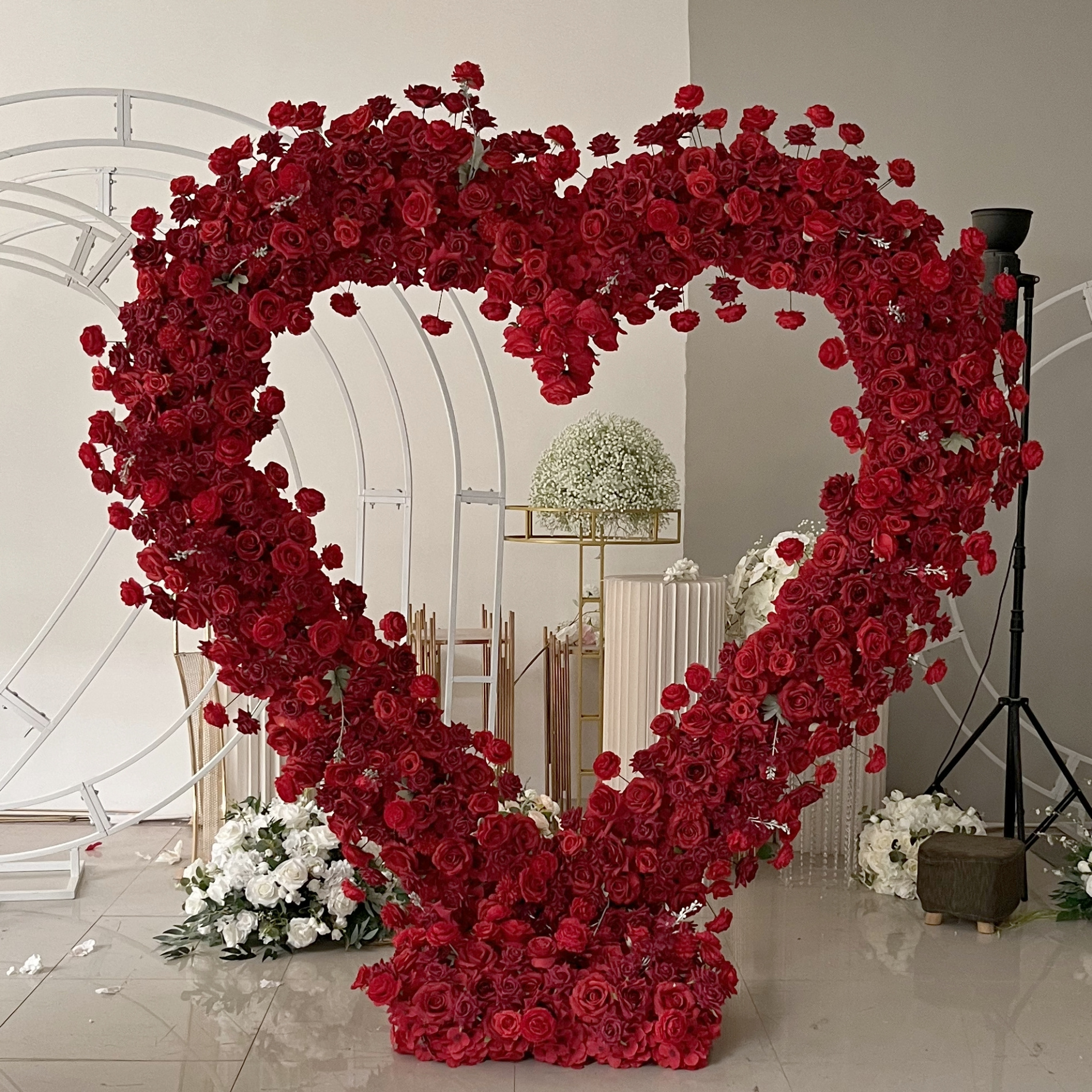 Event Planning Supplies Red White Rose Fake Babys Breath Centerpiece Heart Flower Shaped Wedding Arch Backdrop Stand for Church