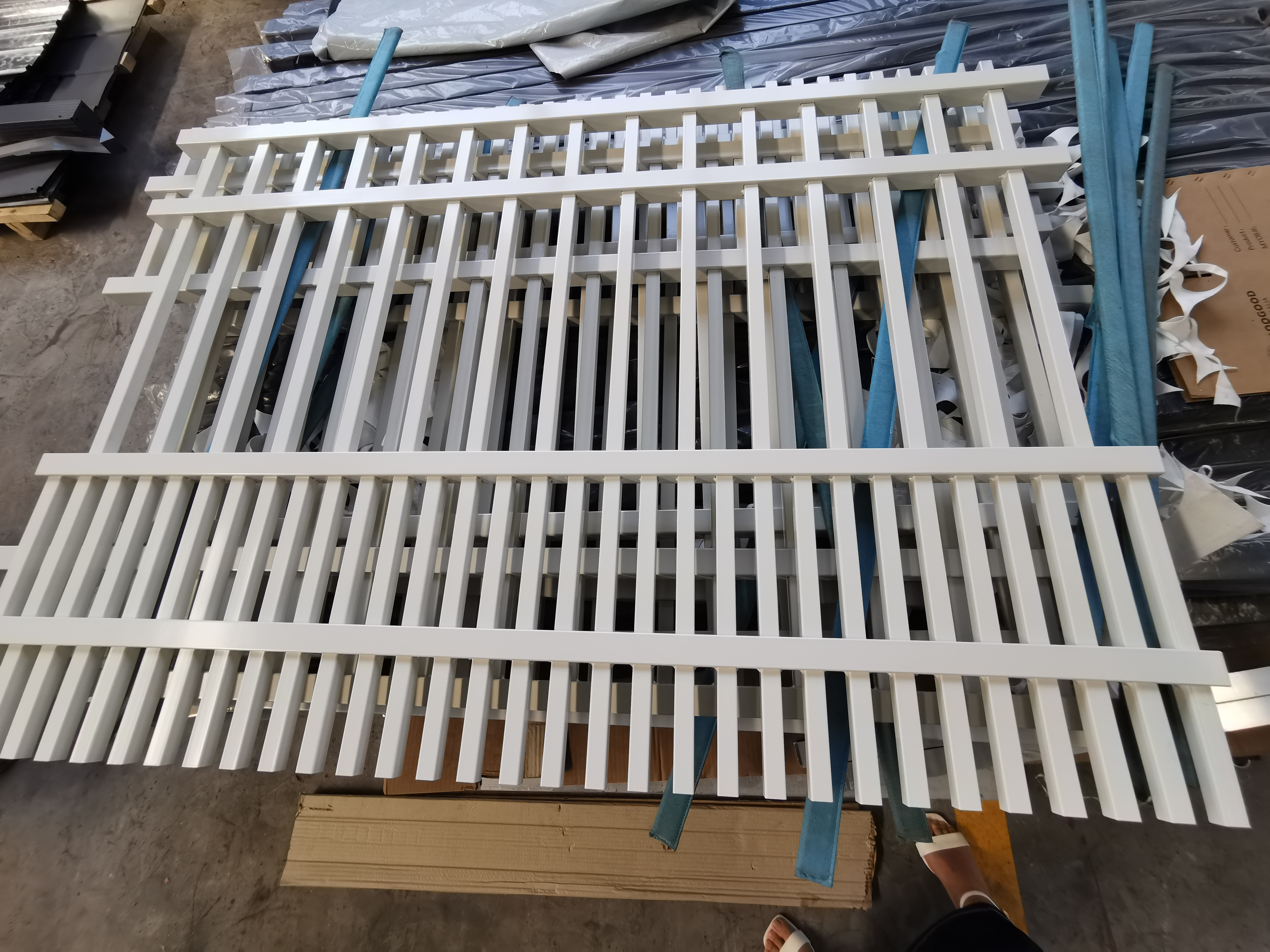 OEM /ODM Factory Customized Steel Puppy Fence Panels Gardening Decorative Privacy Steel Fence Panels  Pet Iron Steel Fence Panel