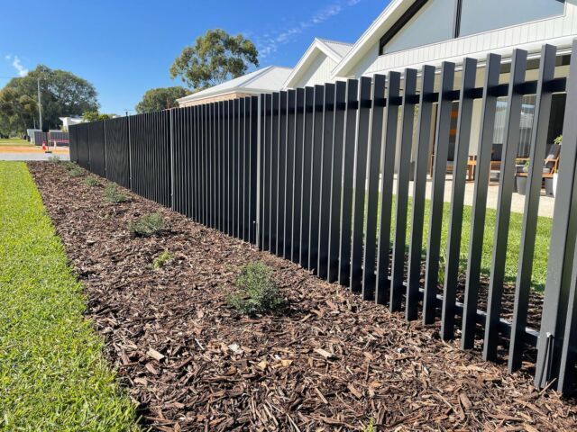 Under ground Aluminum Post Outdoor Backyard Aluminum L Picket Fence Aluminum Slat Blade Fence2023 Popularly