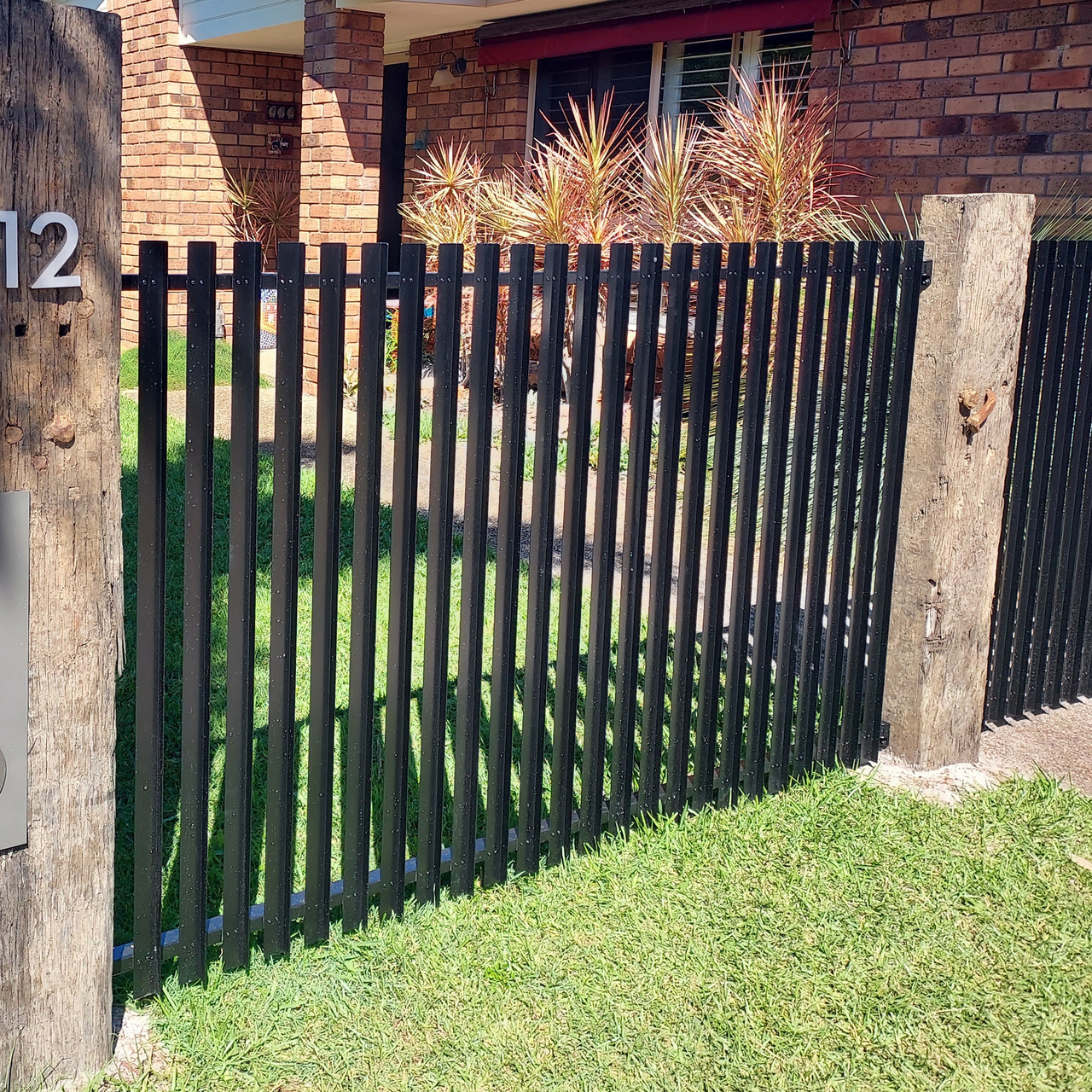 Under ground Aluminum Post Outdoor Backyard Aluminum L Picket Fence Aluminum Slat Blade Fence2023 Popularly