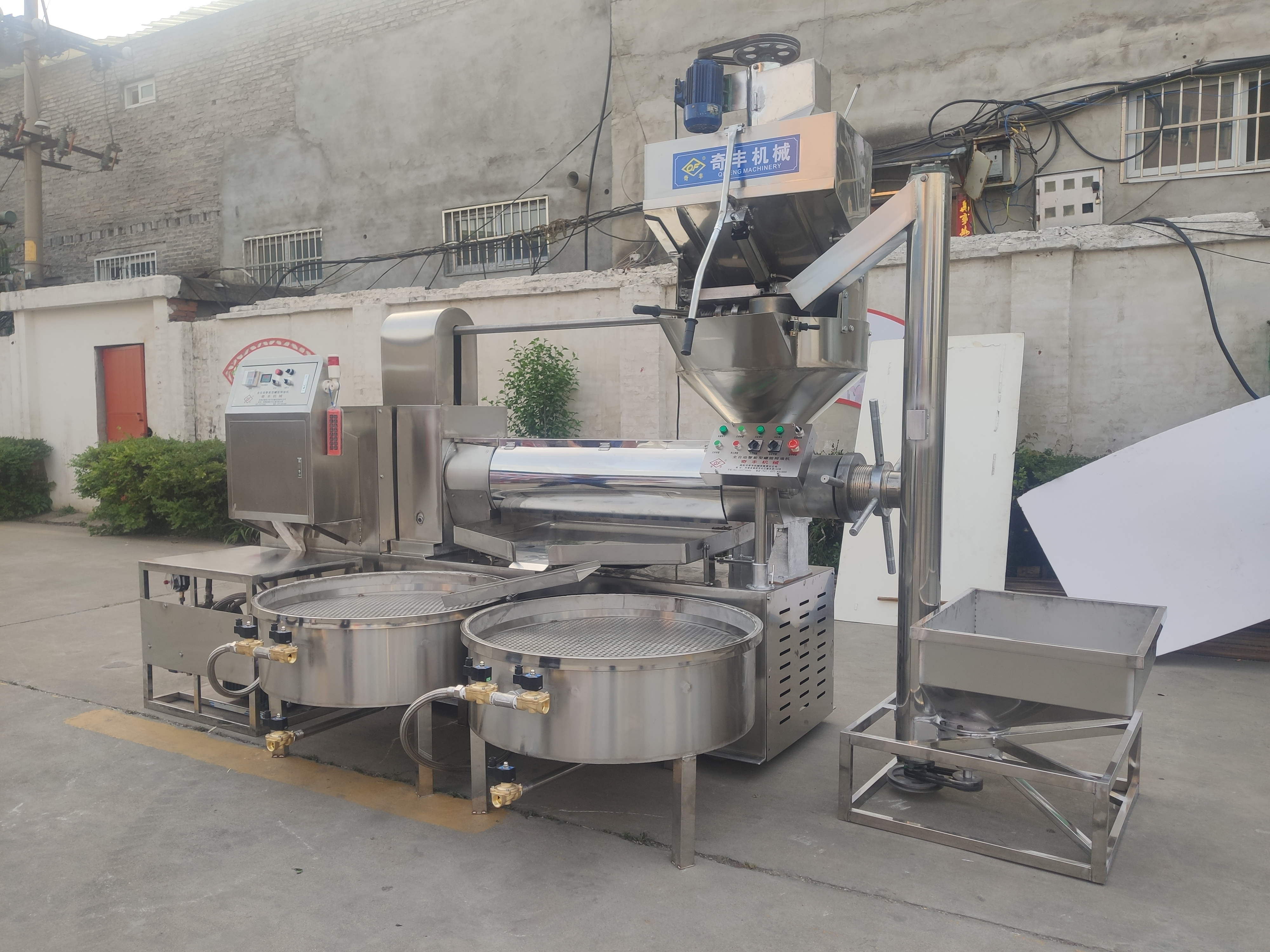 Automatic screw oil press machine of sunflower soybean prickly pear seeds high oil yield on sale in Africa