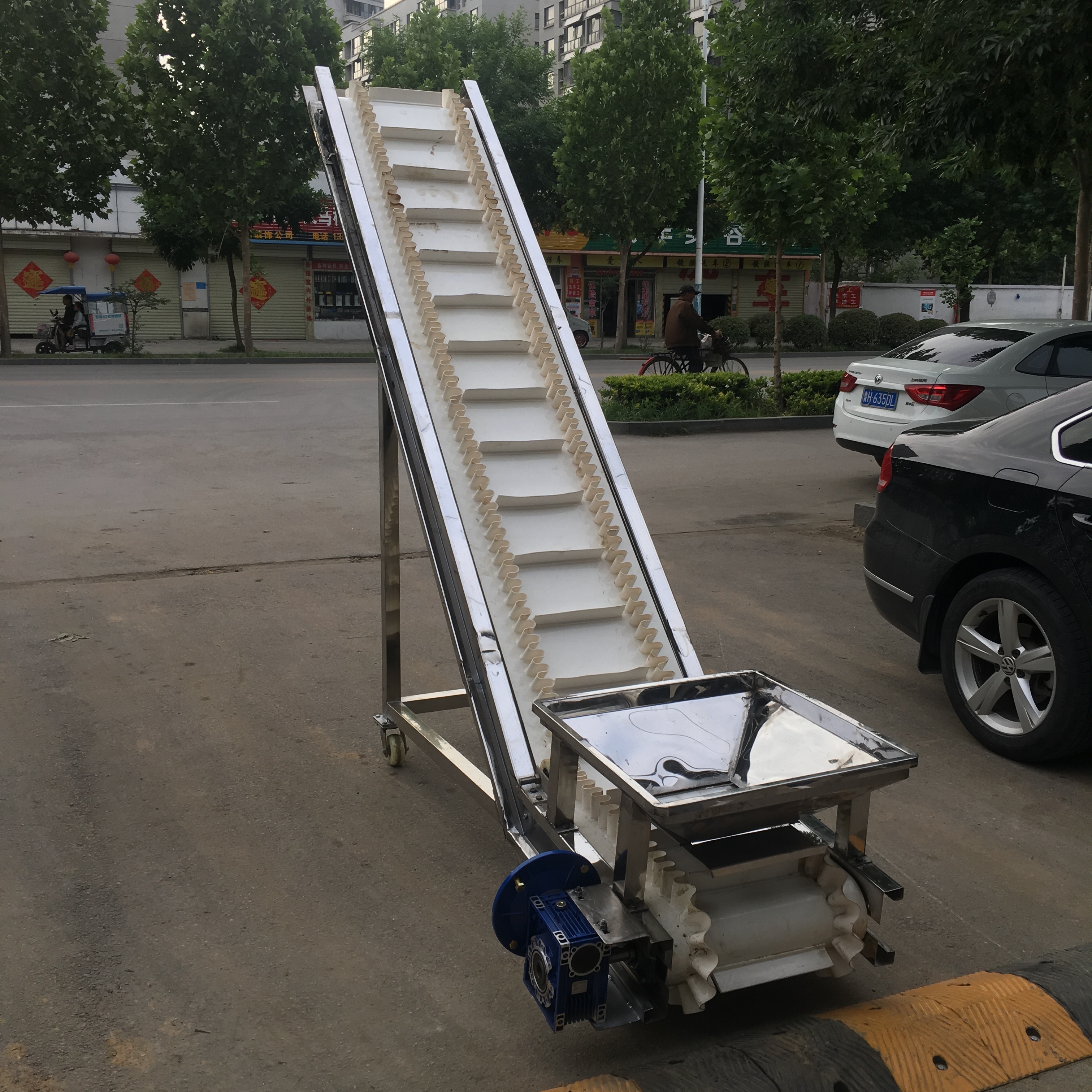 Warehouse palletizing fertilizer belt conveyor business super climbing stairs belt conveyor plate chain machine