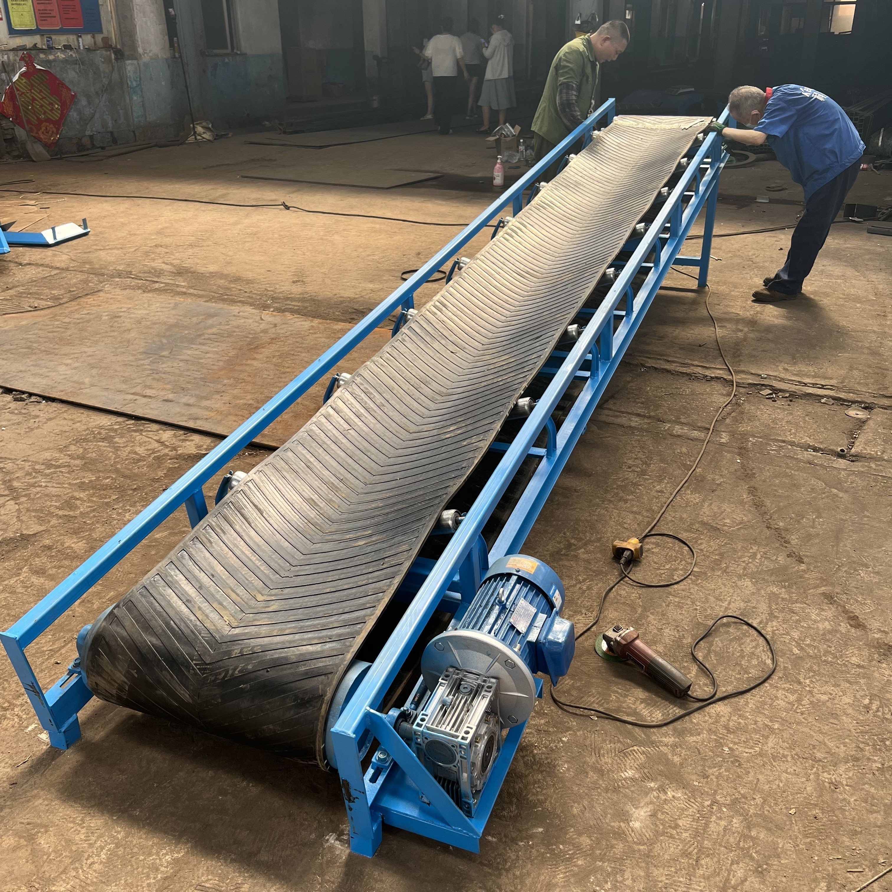 Supply firewood belt conveyor Box beer loading and unloading truck belt conveyor