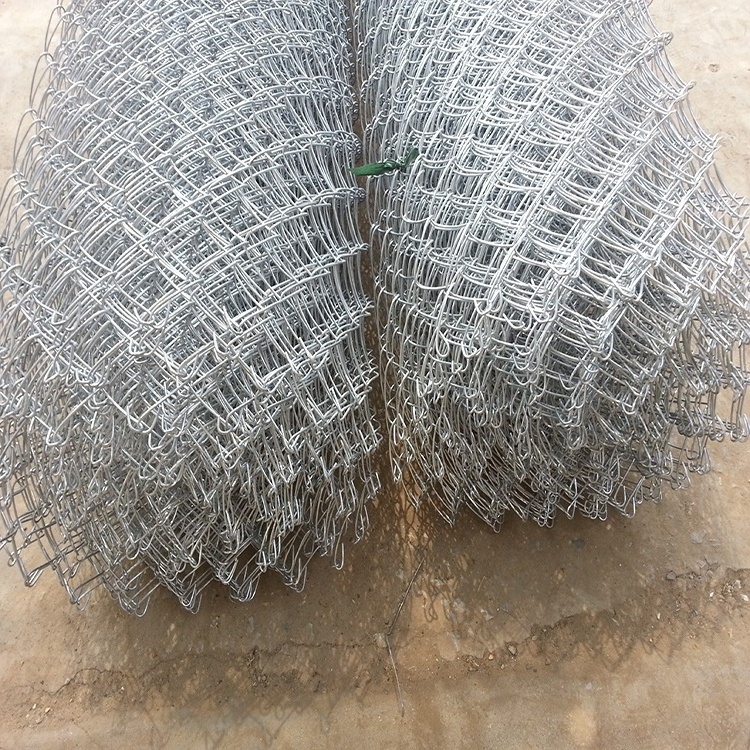 Chain link fence galvanized diamond hole/ Cyclone wire fence design galvanized wire mesh rolls