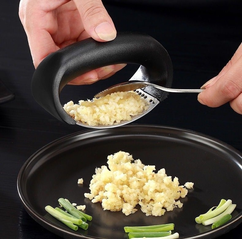 Garlic masher manual pressure garlic clamp household masher mashed garlic artifact kitchen tool hot sale high quality