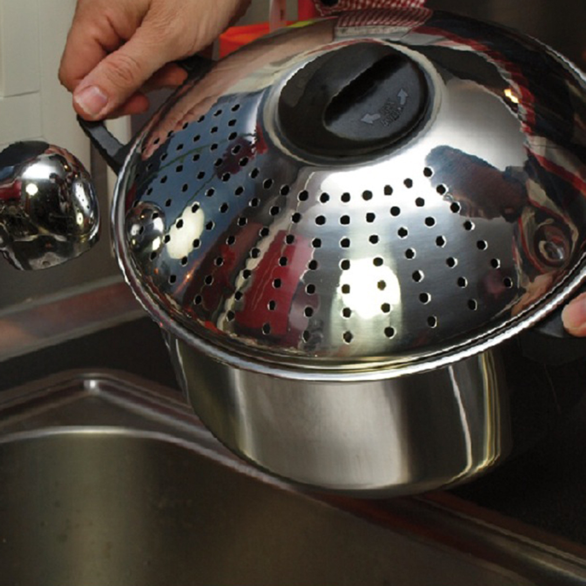 Stainless Steel 6 Quart Multipurpose Pasta Pot with Strainer Lid & Twist and Lock Handles