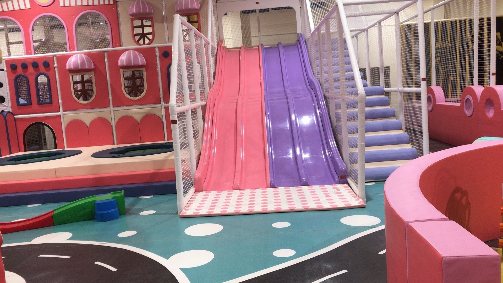 The ceiling of the indoor mischievous castle includes a small train, a million ball pool, and a carousel