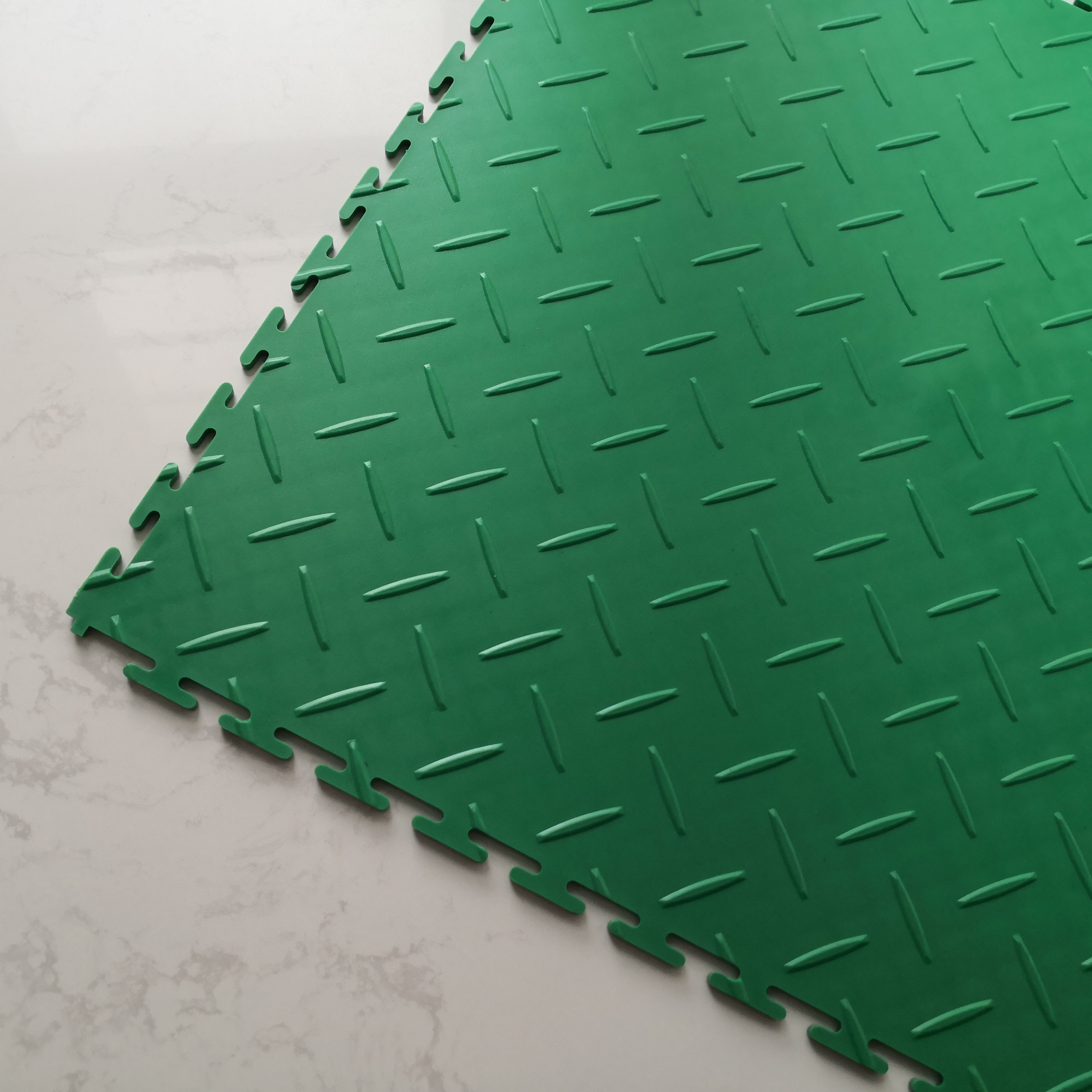 top diamond/checker plate pvc interlocking motorcycle workshop floor tiles vinyl plastic flooring for car garage/showroom 6.5mm