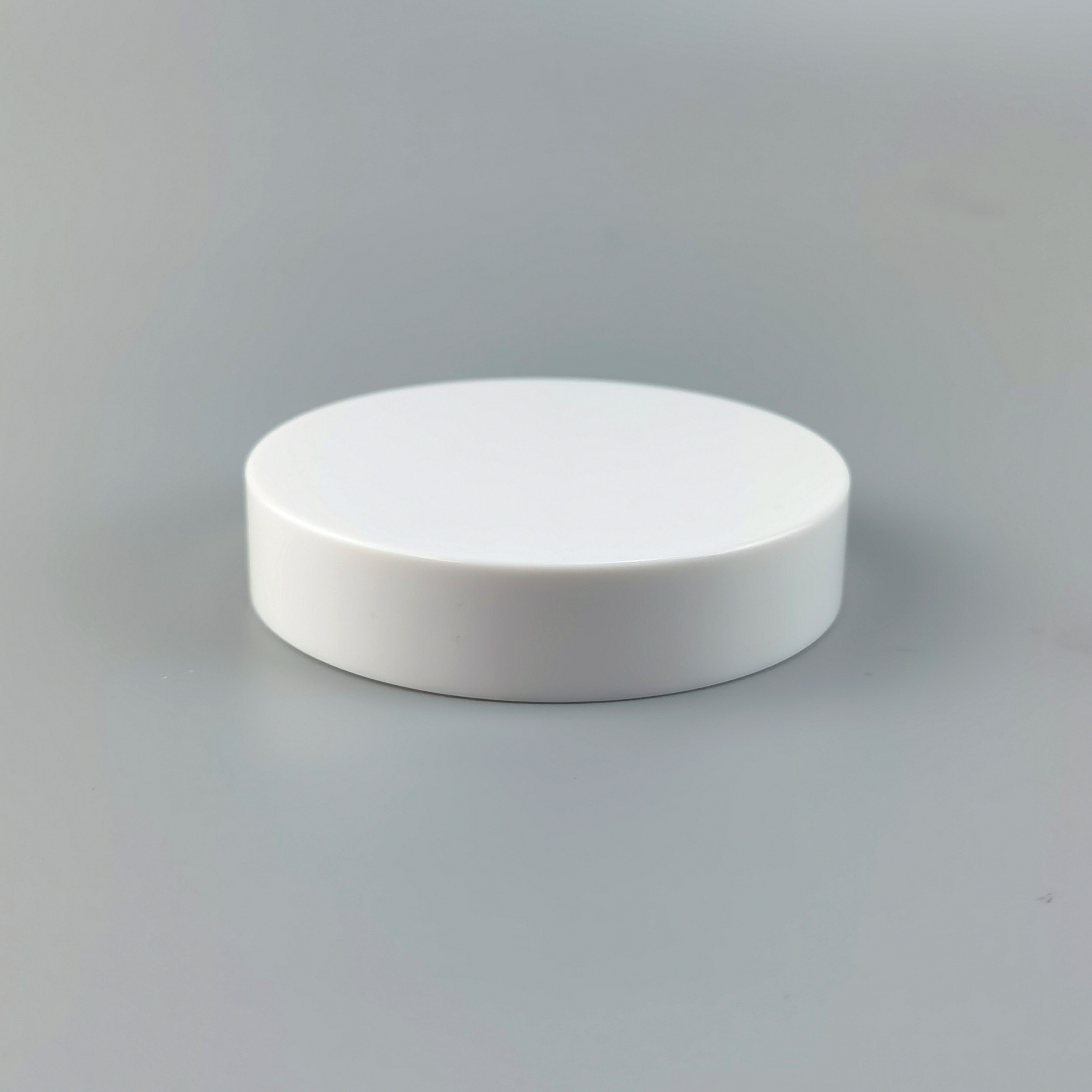 White PP plastic 89400 89-400 smooth skirt lid with foam liner