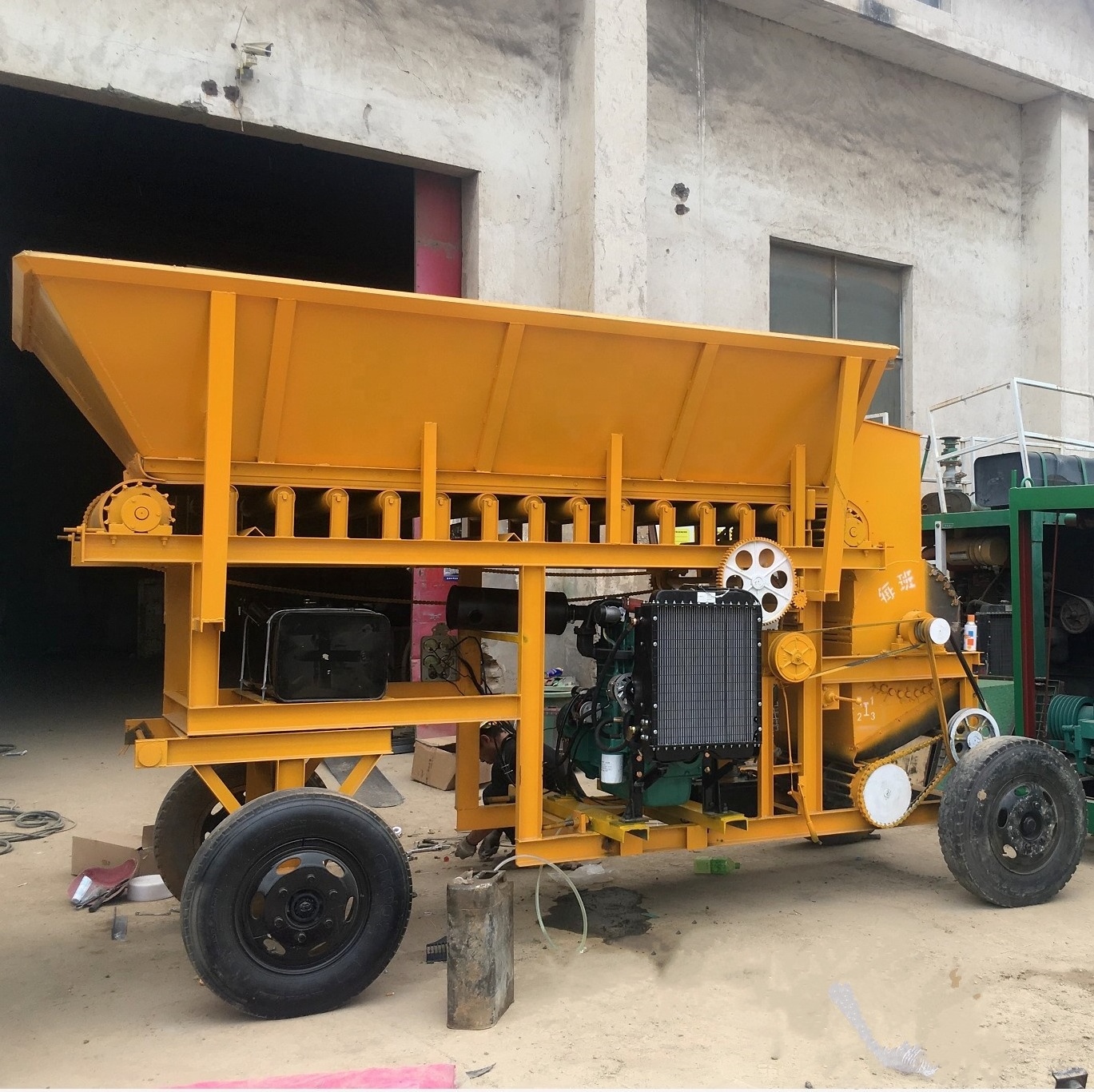 pulverized equipment soil grinding crushing machine coal gangue mill crusher mining shale breaking plant move style