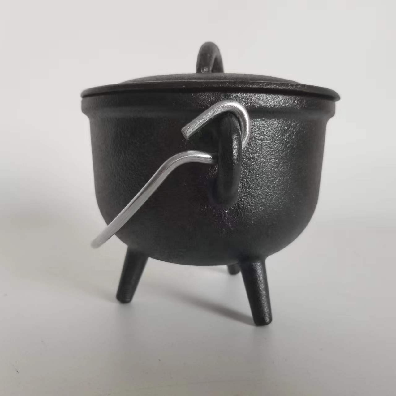 Plain Cast Iron Cauldron with Handle and Lid Stock Pot for Soup for Gas and Induction Cookers Halloween Use