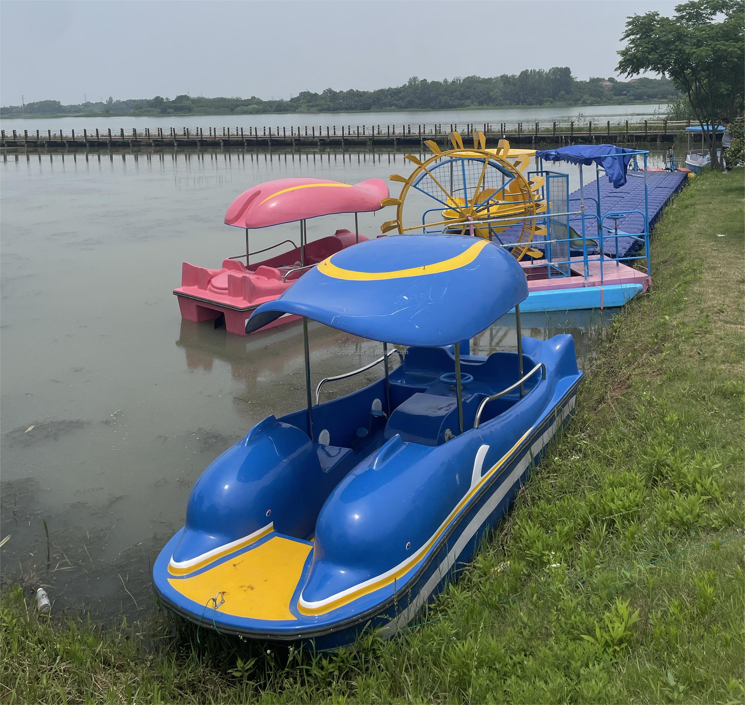 Water play equipment different design animal theme adult bumper boat 4 person paddle boat