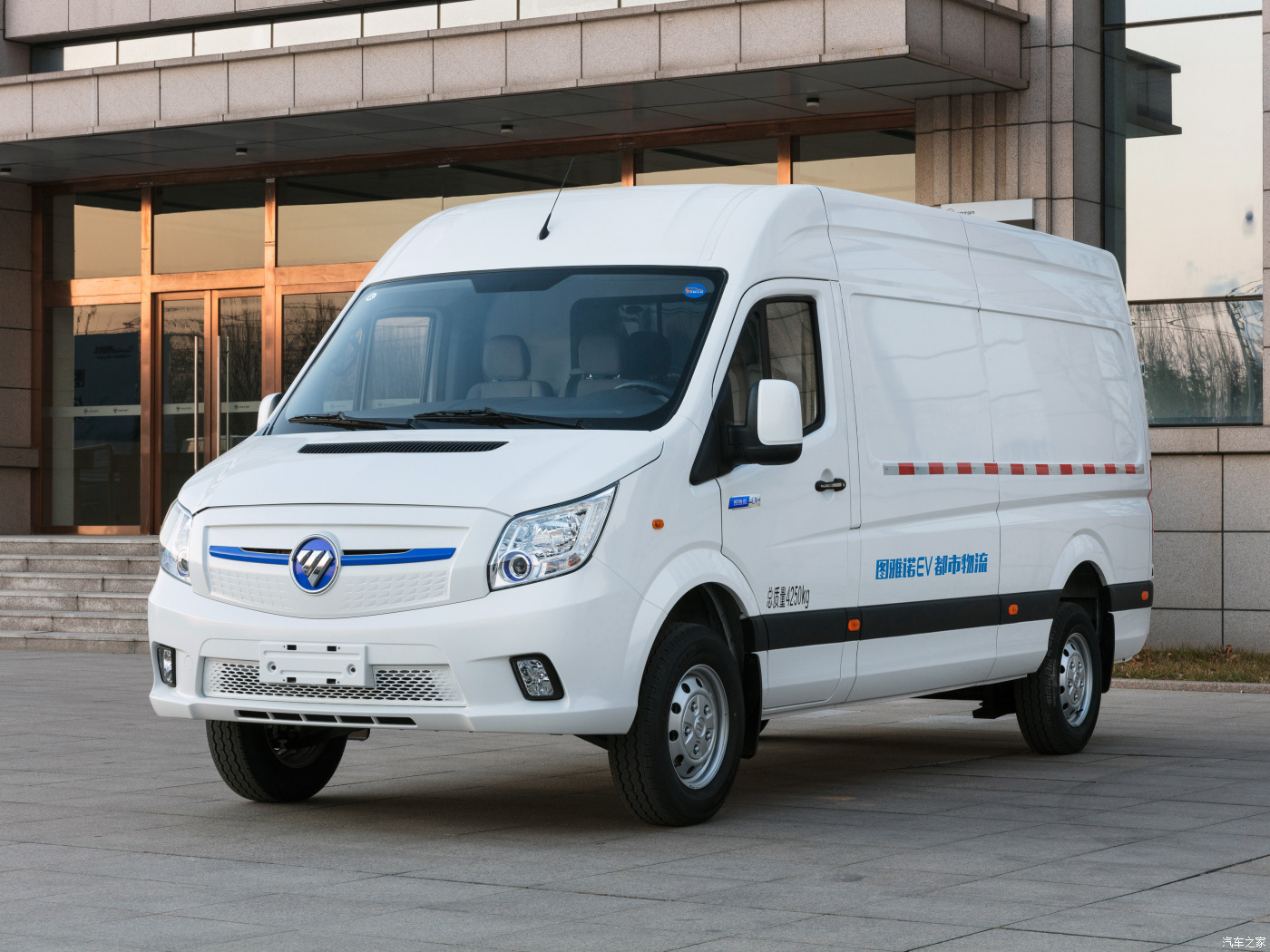 High Quality FOTON Tuyano light passenger Fast charge Mini Electric Bus 14 16 Seats Van for commercial van