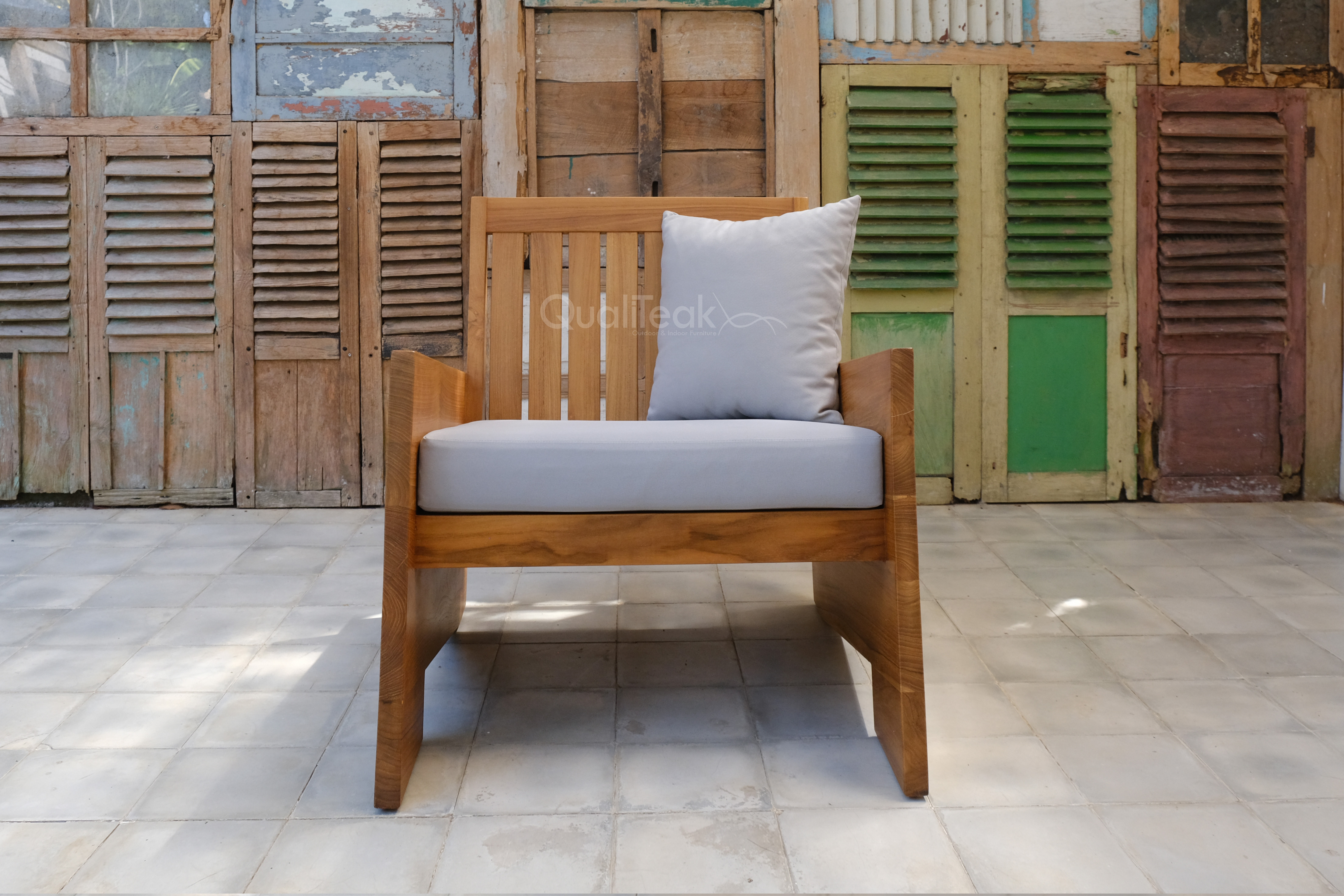 Factory Price Modern outdoor Lounge Chair Teak Wood Chair with Dry Sponge Cushion Padding cushion