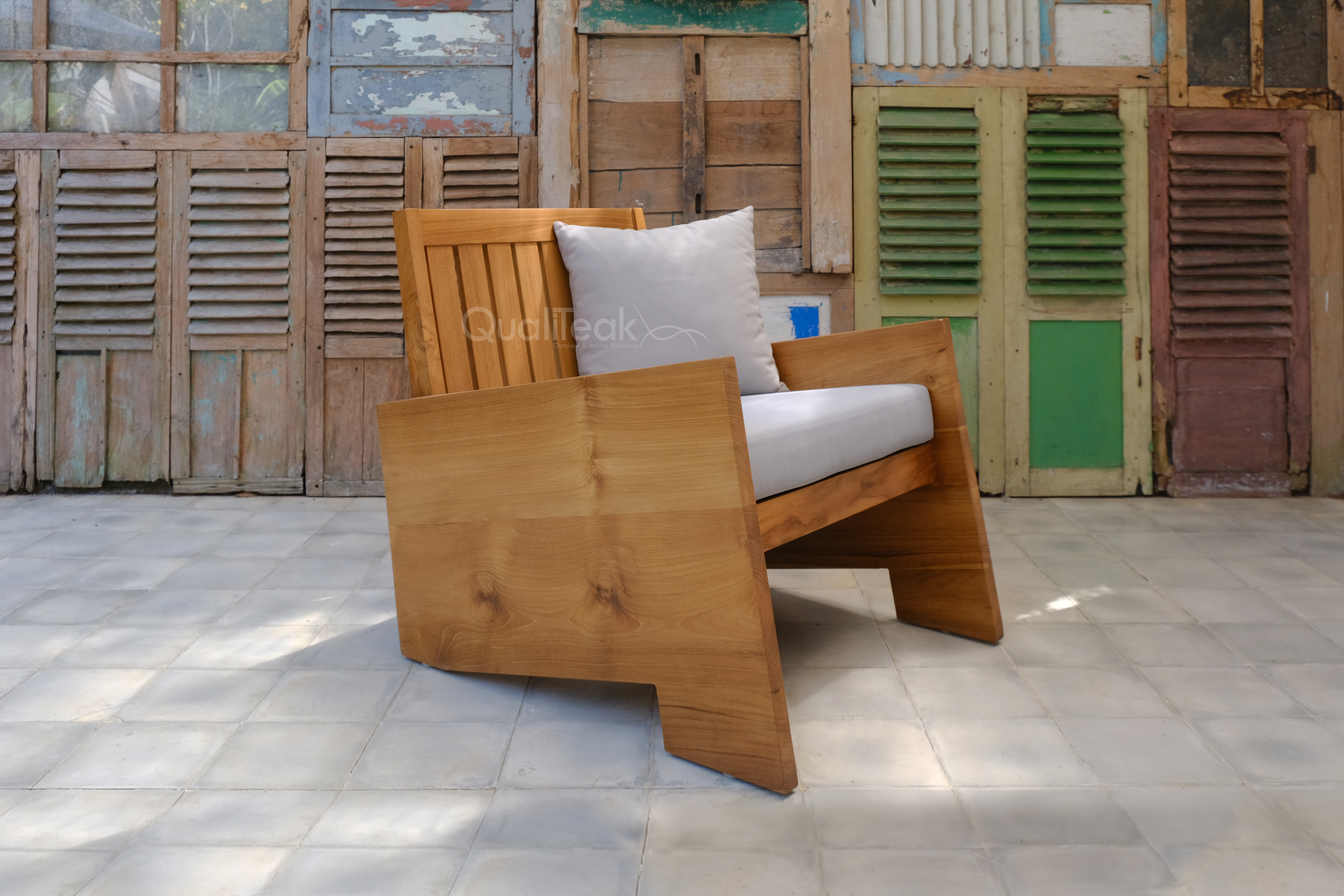 Factory Price Modern outdoor Lounge Chair Teak Wood Chair with Dry Sponge Cushion Padding cushion