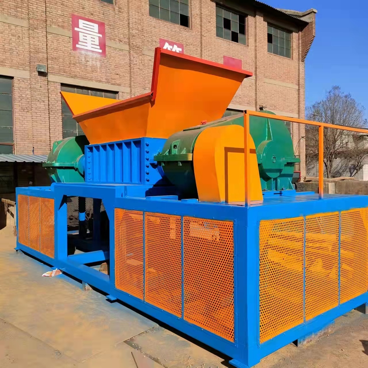 Multifunctional Metal Crusher Large Scrap Iron Scrap Steel Waste Oil Drum Crusher Scrap Steel Car Body Crushing Equipment