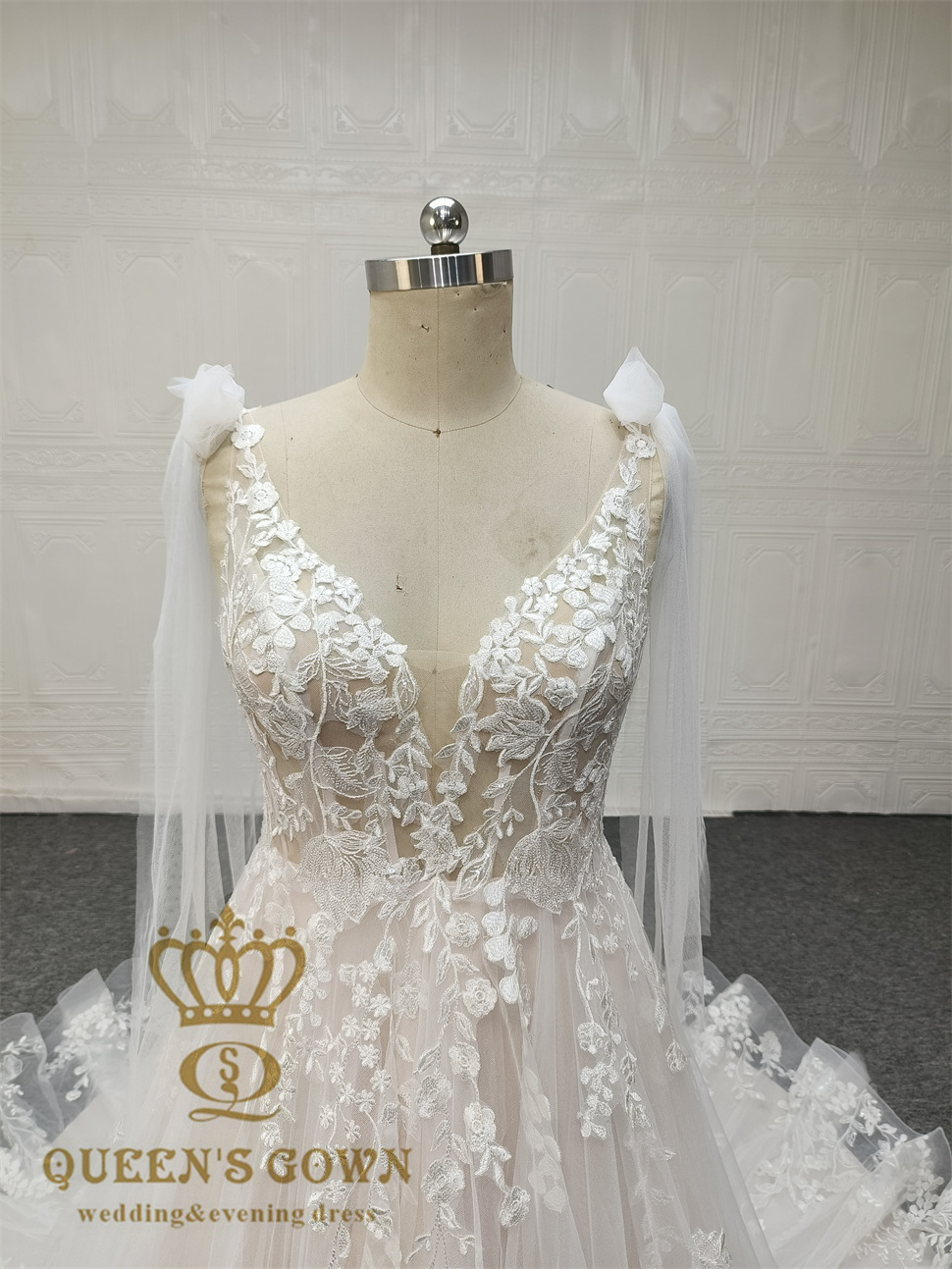 QUEENS GOWN latest custom luxury A-line bridal dress sexy deep v-neck backless embroidery flower lace champagne wedding dress