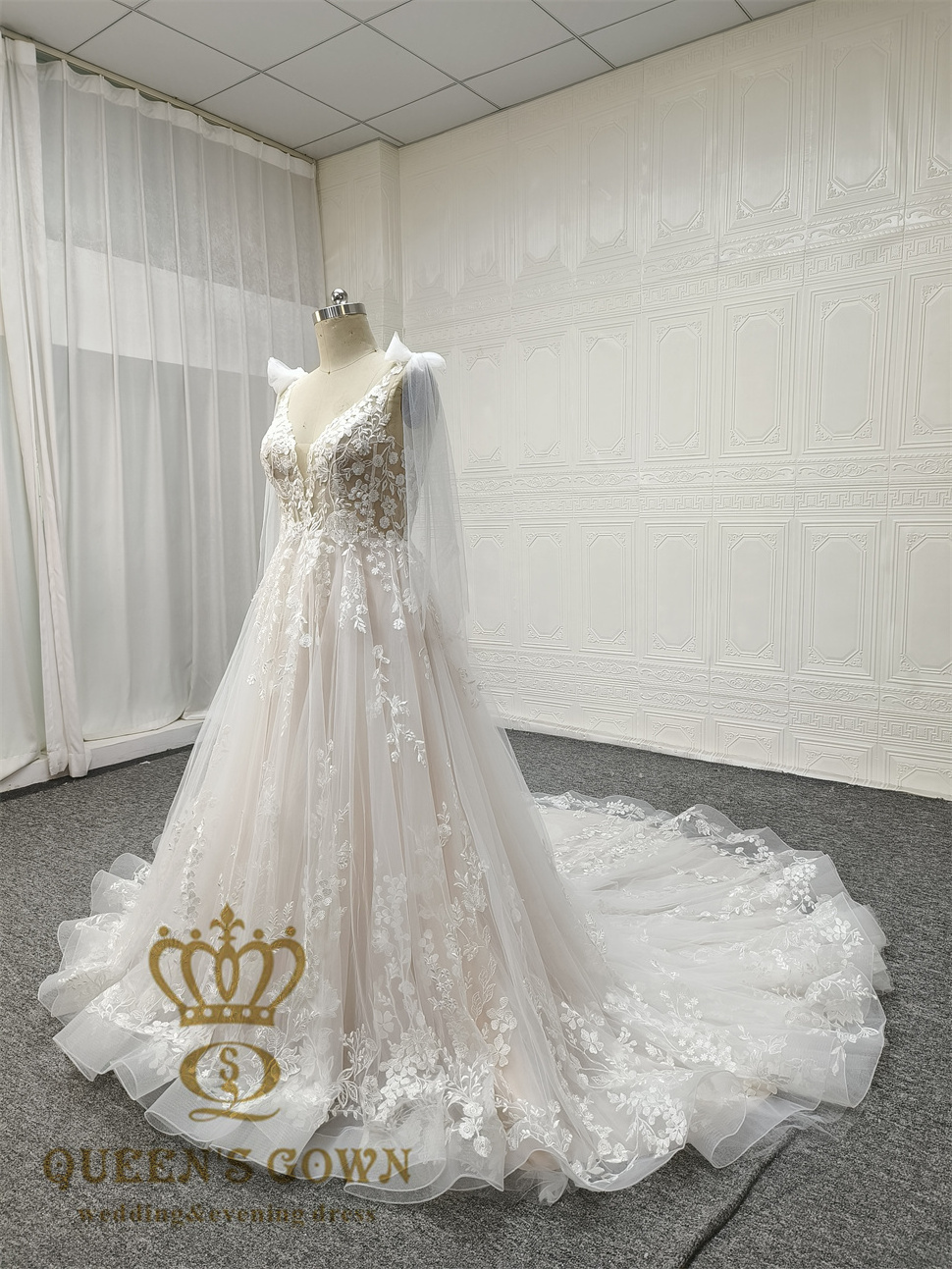 QUEENS GOWN latest custom luxury A-line bridal dress sexy deep v-neck backless embroidery flower lace champagne wedding dress