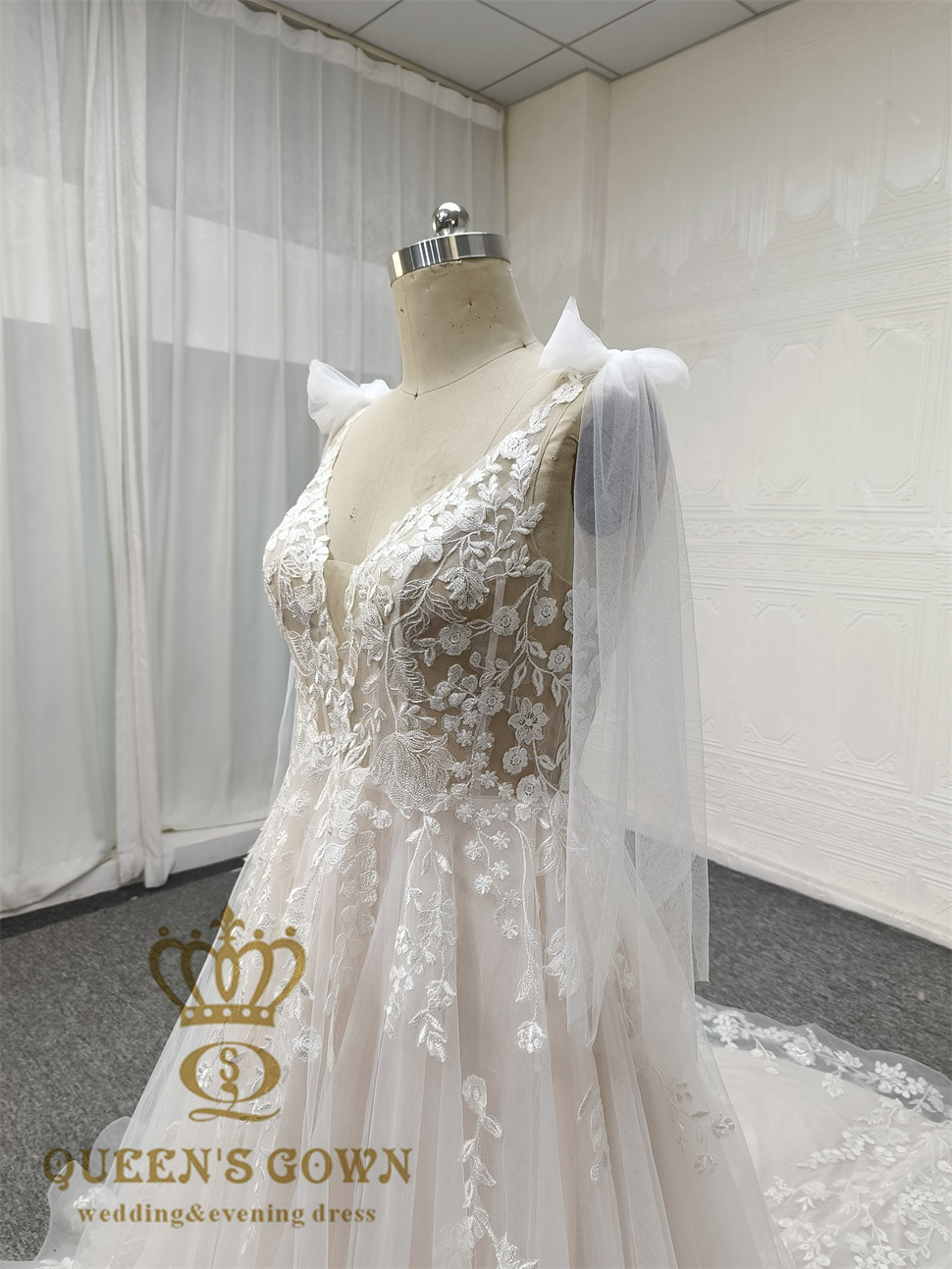 QUEENS GOWN latest custom luxury A-line bridal dress sexy deep v-neck backless embroidery flower lace champagne wedding dress