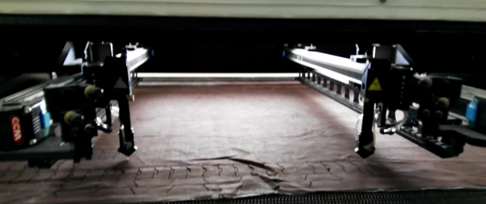 cloth/garment/textile/fabric laser cutting machine with CCCD camera and auto feeding