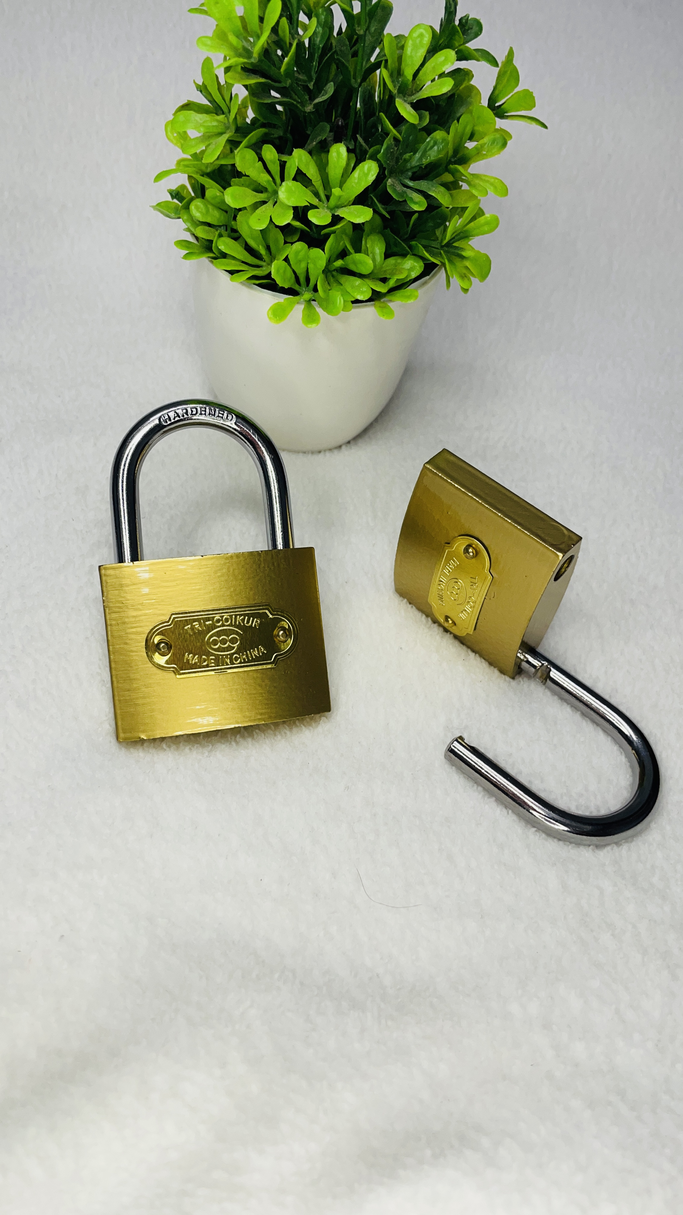 High Quality OEM Manufacturer Brass Polish Golden Square Pad Lock Door Lock 3 keys for Sale from India