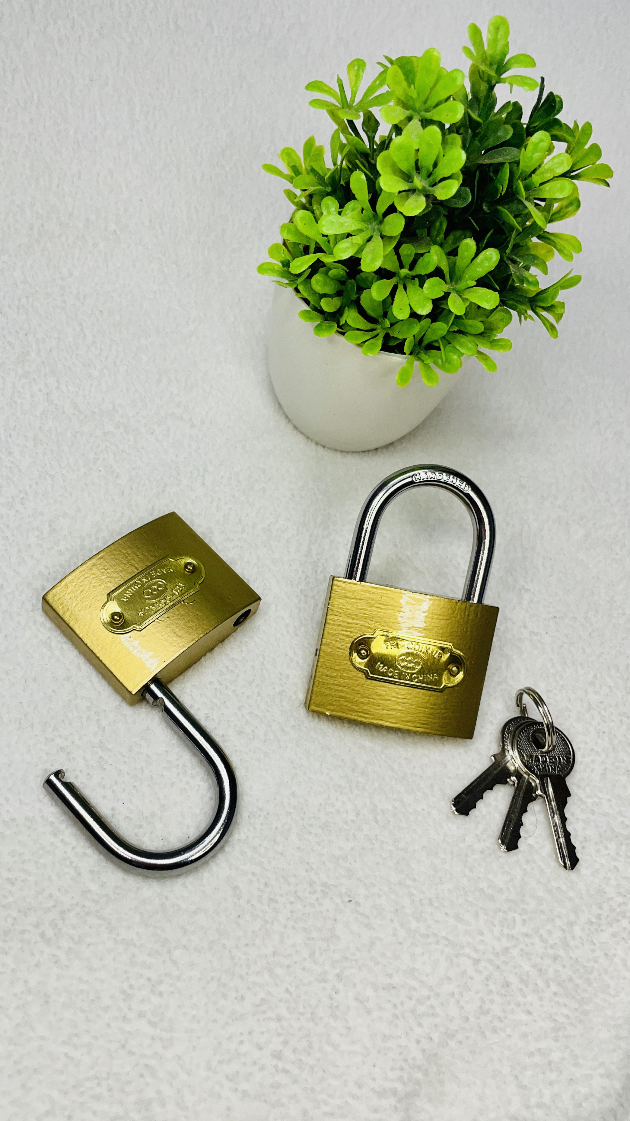 High Quality OEM Manufacturer Brass Polish Golden Square Pad Lock Door Lock 3 keys for Sale from India