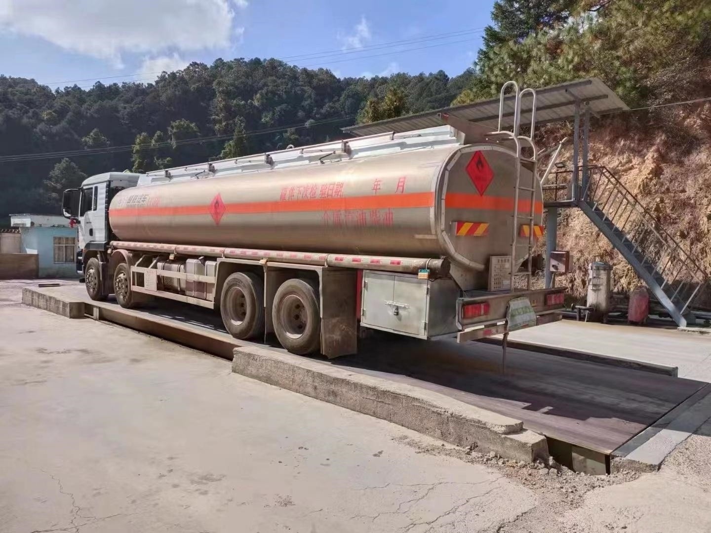 Heavy Duty Sinotruck 20 Ton 8x4 Fuel Tanker Second Hand Howo Fuel Oil Tank Truck for Sale