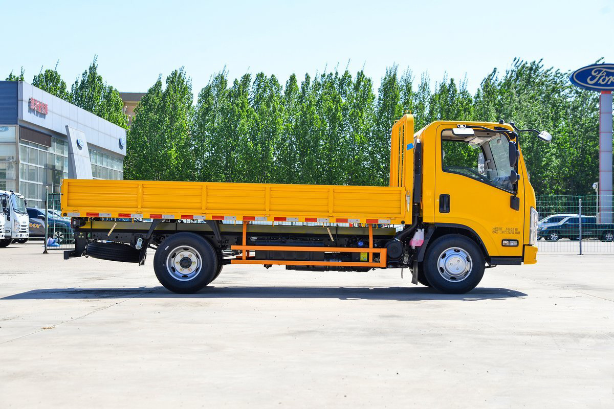 Low Price Isuzu Mini Cargo truck 4x2 3 ton Single Cab Lorry Light Truck 5 tons for sale