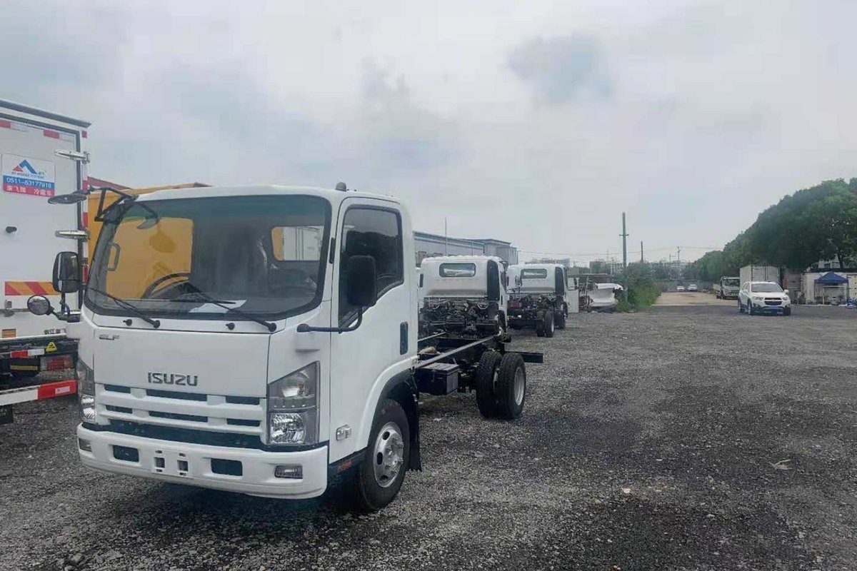 Isuzu 4x2 Light Cargo Truck Chassis 5Ton  Single Cab Small 4x2 Chassis Truck L/RHD AMT