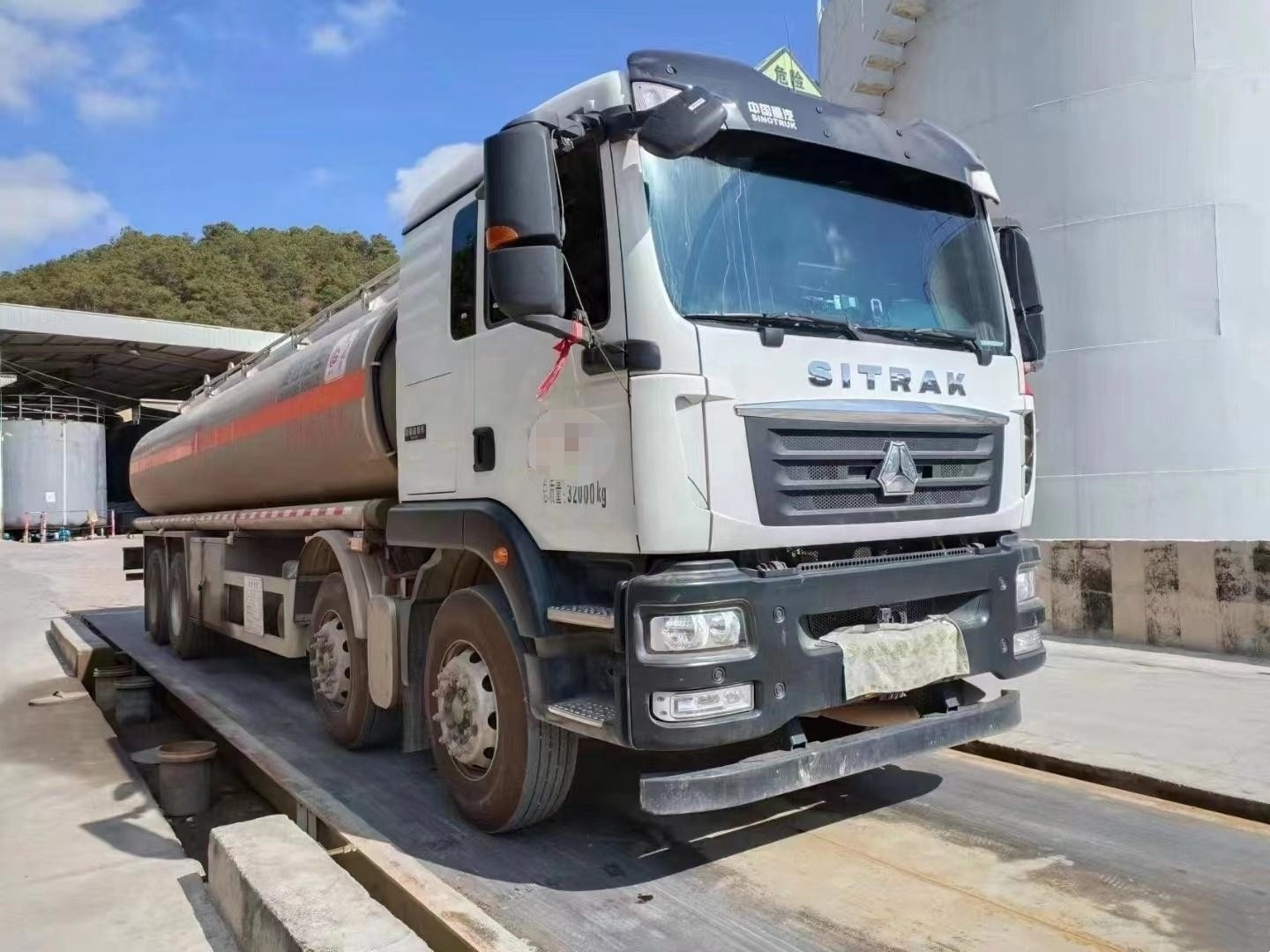 Heavy Duty Sinotruck 20 Ton 8x4 Fuel Tanker Second Hand Howo Fuel Oil Tank Truck for Sale