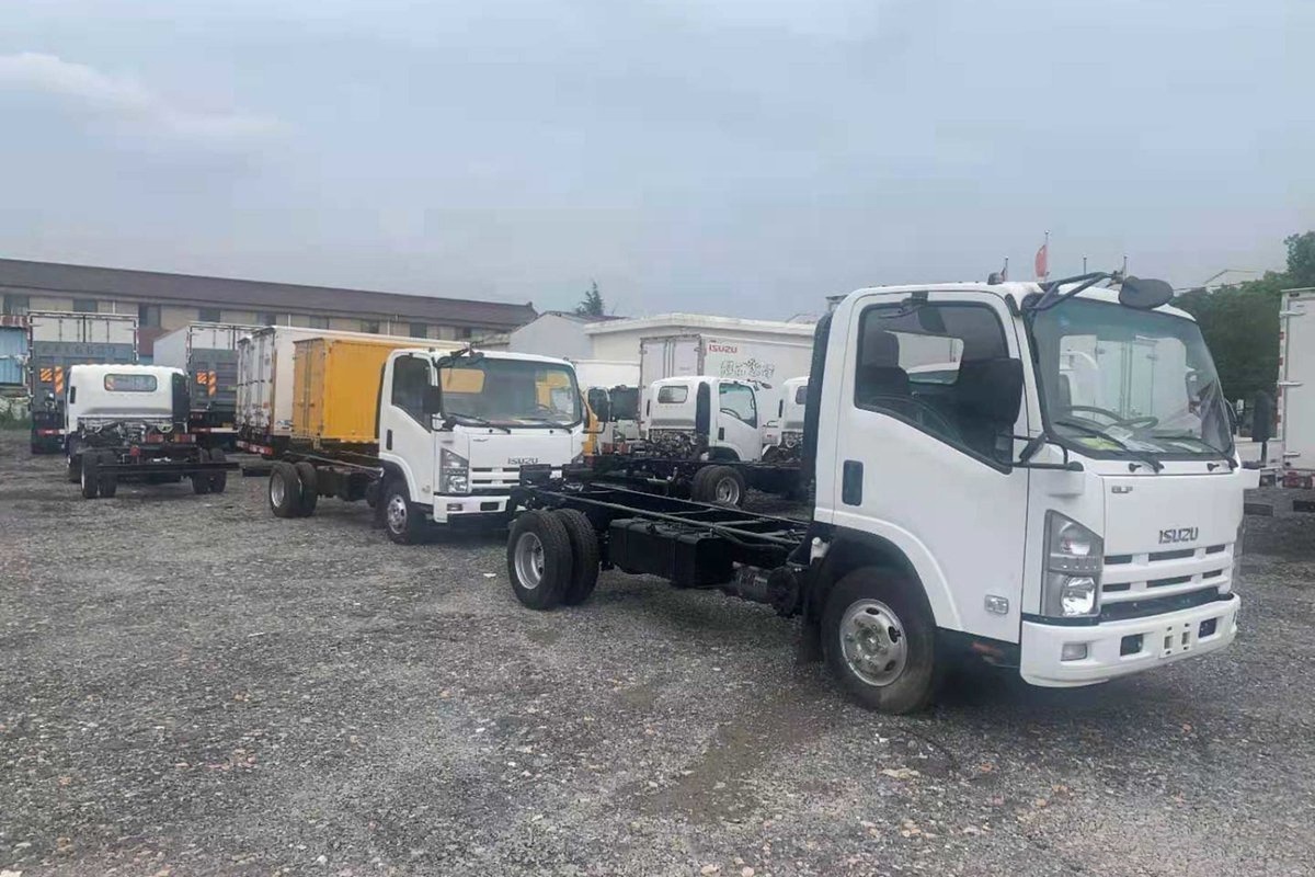 Isuzu 4x2 Light Cargo Truck Chassis 5Ton  Single Cab Small 4x2 Chassis Truck L/RHD AMT