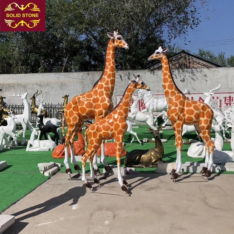 factory direct price outdoor garden decorative Hand carving natural resin giraffe fiberglass statue