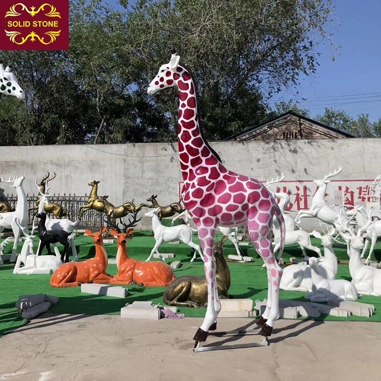 factory direct price outdoor garden decorative Hand carving natural resin giraffe fiberglass statue