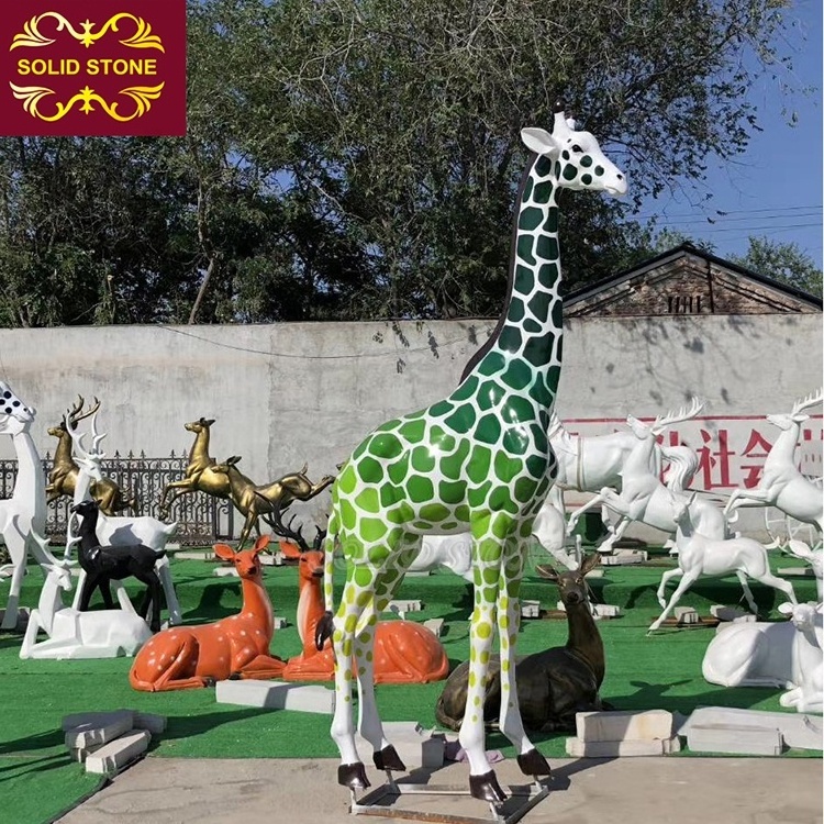 factory direct price outdoor garden decorative Hand carving natural resin giraffe fiberglass statue