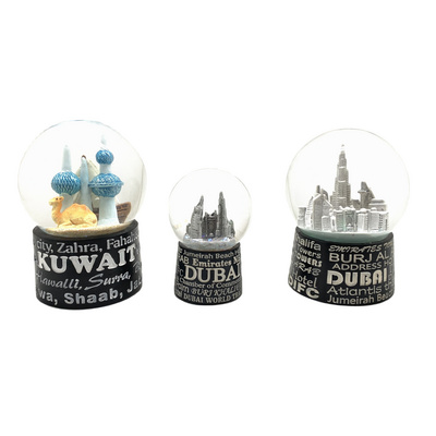 Custom Dubai Christmas Souvenirs Santa Claus Resin Water Snow with Light Globe