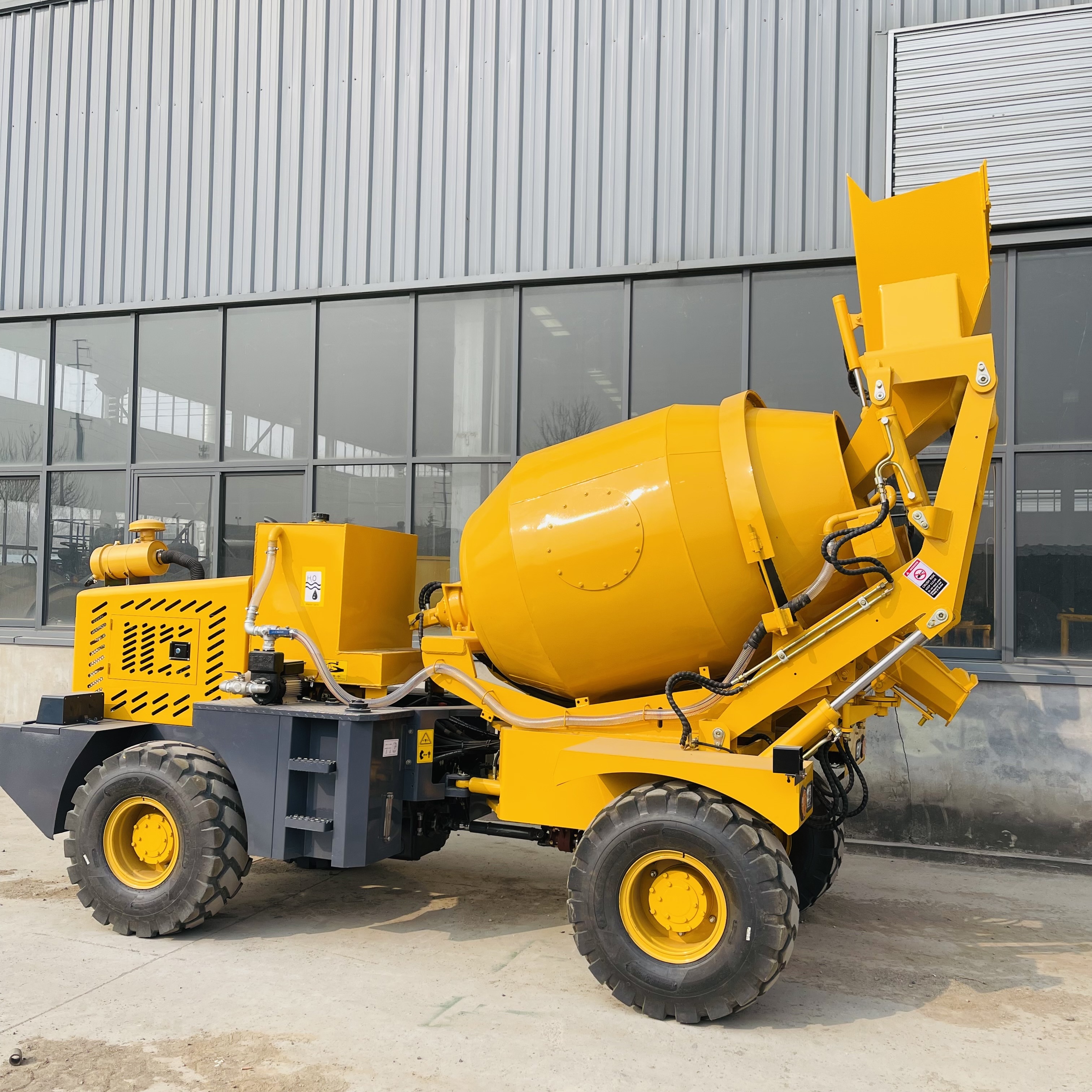 Self Loading Concrete Mixer Automatic Rotation Diesel Small Concrete Mobile Concrete Mixer Truck