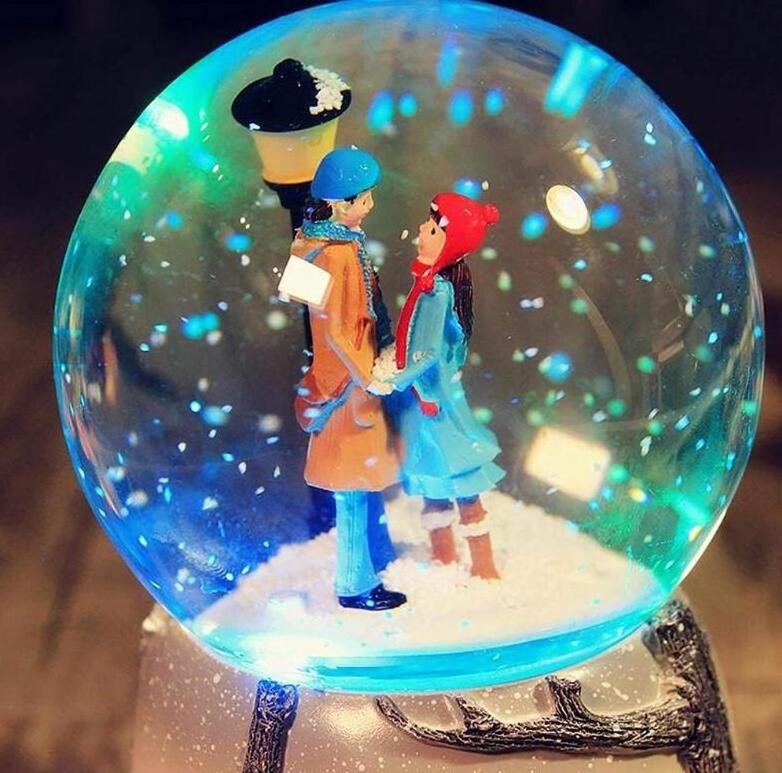 Wholesale Hotsale Snow Globe With Dancing Couple Light Crystal Snow Globe Music Box As Gift Clear Water Globe