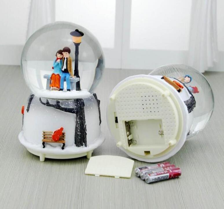 Wholesale Hotsale Snow Globe With Dancing Couple Light Crystal Snow Globe Music Box As Gift Clear Water Globe